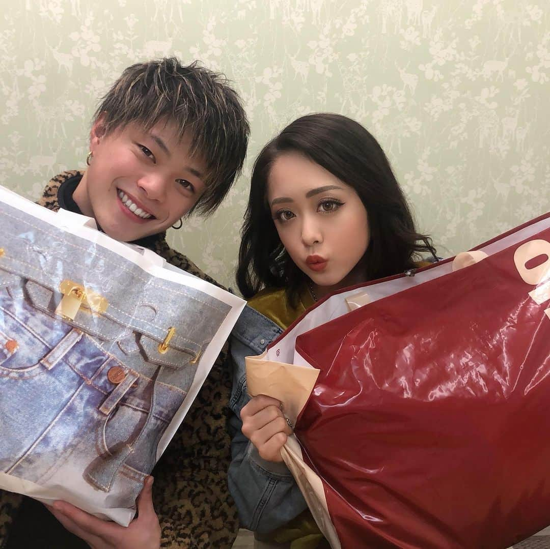 egg公式さんのインスタグラム写真 - (egg公式Instagram)「⭐eggちゃんねる⭐﻿ 【バレンタイン】恋が実る男ウケ1万円コーデ【プレゼント企画】﻿ ﻿ バレンタインに恋が実りそうな男ウケコーデを﻿ ひゅうちゃむカップルが1万円で用意しました♡﻿ ﻿ Twitterで抽選でプレゼントしちゃうよ✨﻿ ﻿ #egg #eggモデル #eggちゃんねる #黒GAL #強めGAL #GAL #ギャル  #ダイエット #ファッション ト #冬 #冬コス #バレンタイン #カップル」2月2日 17時14分 - new_eggofficial