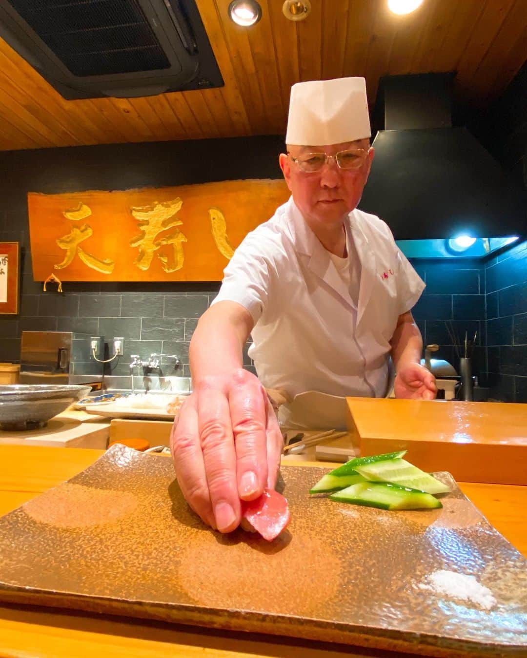 秋山具義さんのインスタグラム写真 - (秋山具義Instagram)「2020年(令和2年)2月2日 午後2時の回で、小倉『天寿し 京町店』！！！﻿ ﻿ 九州前の素晴らしい握りたち、﻿ 美味しすぎて感動しまくりでした！！！！！﻿ ﻿ 食べログアワードでゴールド、OAD Top Restaurants 2020 Japanで1位、さすがです！！！﻿ ﻿ 楽しいメンバーで、最高でした！！！﻿ ﻿ #天寿し京町店 #福岡寿司 #北九州寿司 #具義福岡2020 #具義寿司2020」2月2日 17時15分 - gugitter