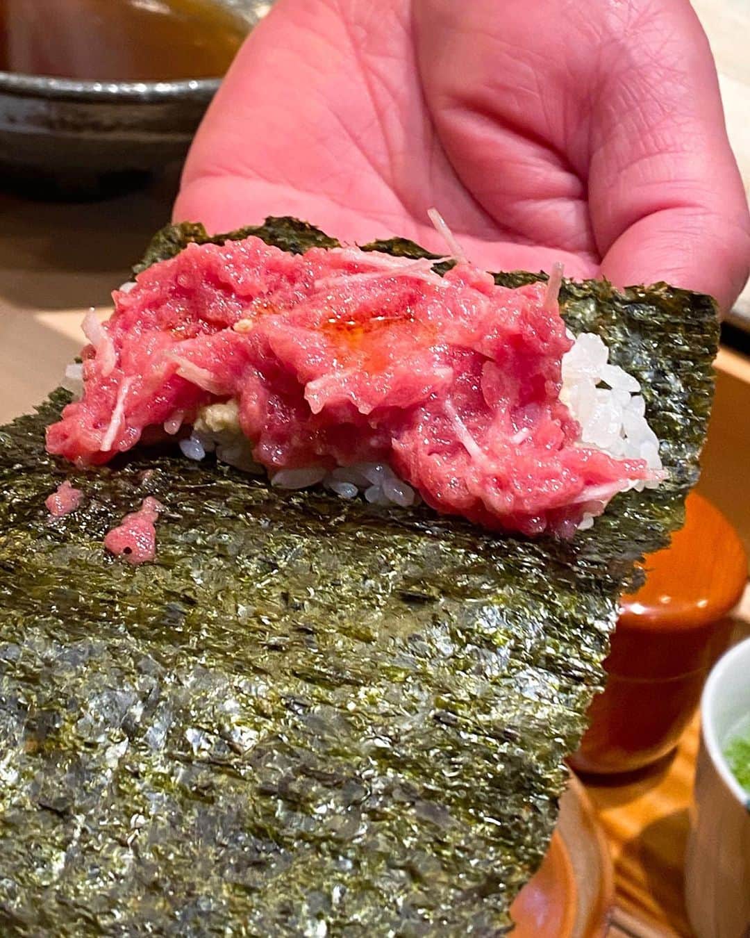 秋山具義さんのインスタグラム写真 - (秋山具義Instagram)「2020年(令和2年)2月2日 午後2時の回で、小倉『天寿し 京町店』！！！﻿ ﻿ 九州前の素晴らしい握りたち、﻿ 美味しすぎて感動しまくりでした！！！！！﻿ ﻿ 食べログアワードでゴールド、OAD Top Restaurants 2020 Japanで1位、さすがです！！！﻿ ﻿ 楽しいメンバーで、最高でした！！！﻿ ﻿ #天寿し京町店 #福岡寿司 #北九州寿司 #具義福岡2020 #具義寿司2020」2月2日 17時15分 - gugitter