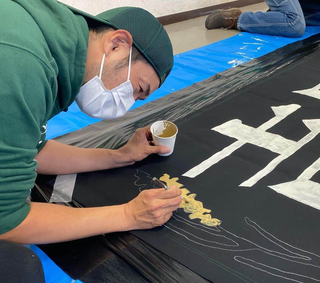 ニッチロー'さんのインスタグラム写真 - (ニッチロー'Instagram)「東京で行われた松本山雅の横断幕作成会⚽️ 今回僕は吉田将也選手と村越凱光選手の横断幕を作成しました。  選手への活躍と怪我の無いようにと気持ちを込めて皆さんで一筆一筆書きあげます。  この横断幕も選手やサポーターと共に闘っていきますよ☝️ #松本山雅 #横断幕作成会 #横断幕 #ダンマク #サッカー #フットボール #onesou1」2月2日 17時24分 - nicchiro5.1