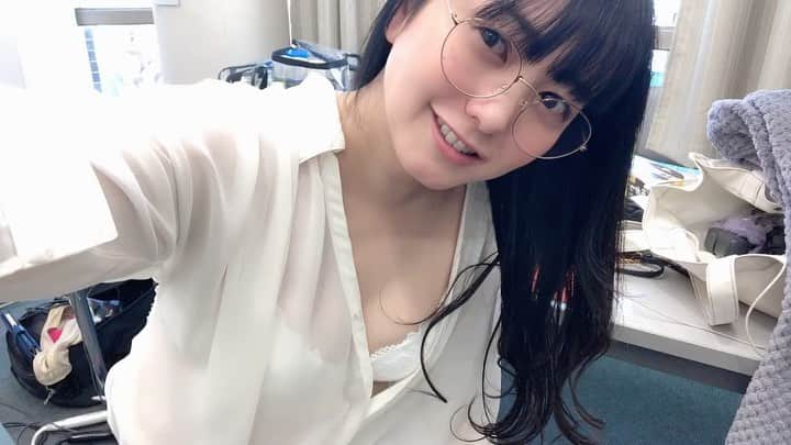 脊山麻理子のインスタグラム：「動画♡色々ぷにぷにできる♡ #触りたくなるカラダ　#ダメージジーンズ　#メガネ女子　#白シャツ　#白いブラ　#黒髪　#巻き下ろし　#先生と僕のもおひとつの物語　#新作　#買ってね」