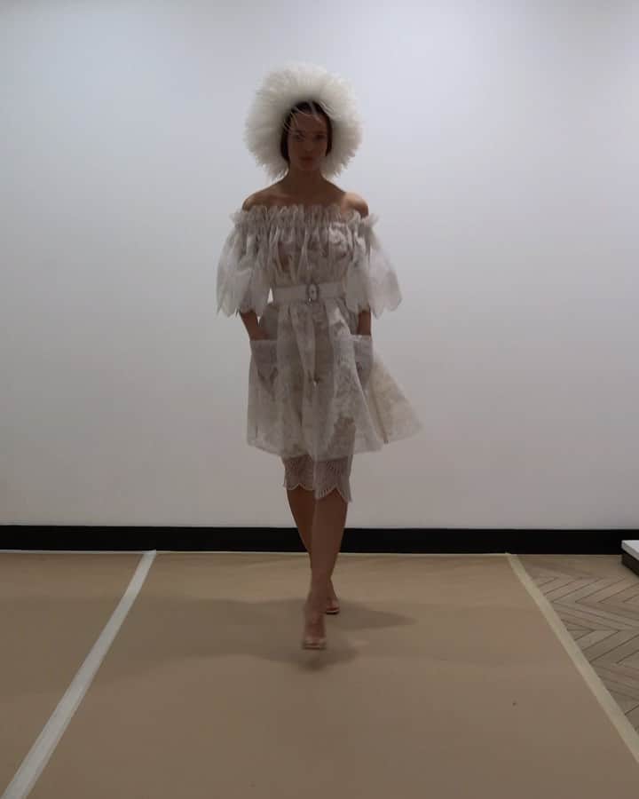 アレクシマビーユのインスタグラム：「Lace cloud @alexismabille flash @julietrannoy cute @alicja_tubilewicz #fitting #preshow #hautecouture #alexismabille #alexismabillehautecouture #alicjatubilewicz #thewalk #catwalk #whitelace #cloud #lace #summervibes #flash」