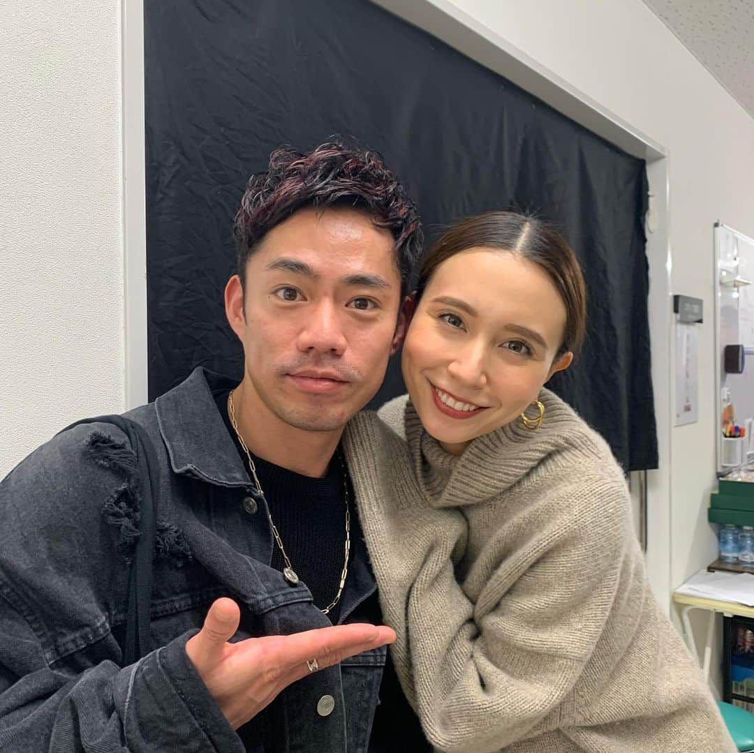 高橋大輔さんのインスタグラム写真 - (高橋大輔Instagram)「ブロードウェイ・ミュージカル ウエストサイドストーリー シーズン2 WEST SIDE STORY season 2 観劇してきました。  色々とやっぱり考えちゃう作品だなと思う。 どの時代になっても争う根本って変わらないのだろうと。 許す事って、簡単な事ではないから綺麗事では片付けられないけど。。 やっぱり、知らないよりまず知る事だったり、拒否せずにまずは受け入れてみたり。  過去の事は凄く大事だけど、それに囚われずに過去と寄り添い、先を見て行きたいなって思った。 でも、それにはやっぱり何かしらの愛ってゆう物が必要だよね。  小さい愛をたくさん見つけて行きたいなと思った。  ボキャブラリー乏しすぎて、うまく言えないけど。とにかく素敵な時間でした。  アメリカ行く前に素敵な作品に出会えてよかったです！  ステージアラウンドの舞台使いも素敵で、いつかこんなところで僕も何かしてみたいと思った。  そして、氷艶で出会った康洋の舞台2回目だけど、動きキレキレ！かっこよかったぜ！！俺もあんなに動けるようになりたい！！！ なんと小野賢章君に出会えました！ 似てる似てると言われてて凄く気になってたんですがやっと会えた！ めちゃくちゃ爽やかな方でした！  そして、May Jさんに久しぶりに。 今回May Jさんが出られてる回は見ることが出来なくてめちゃくちゃ残念だったけど、お会いできてよかった！ 相変わらず素敵な方でした！  #ウエストサイドストーリー  #ウエストサイドストーリーseason2 #ihiステージアラウンド東京」2月2日 17時43分 - d1sk_t