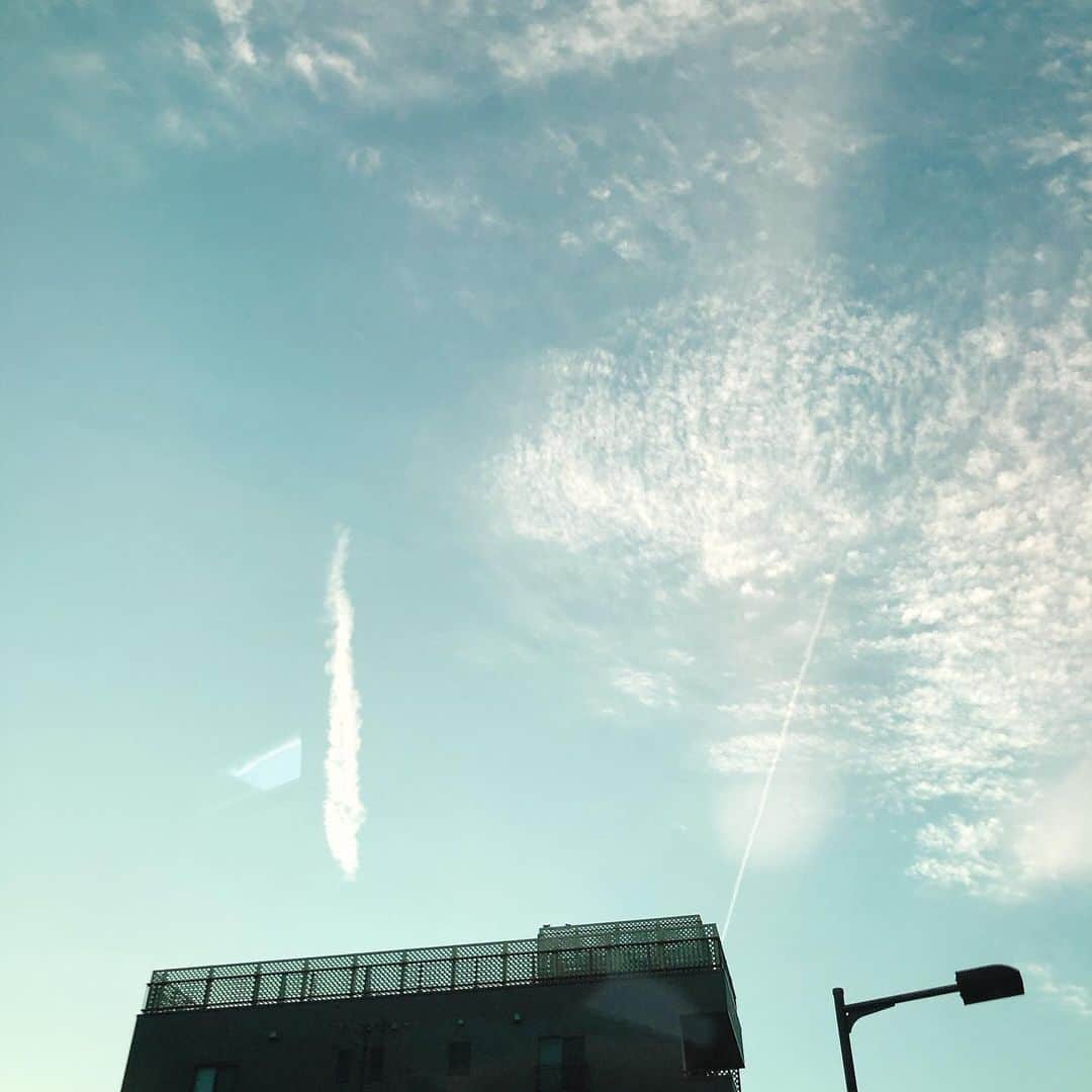 松藤あつこさんのインスタグラム写真 - (松藤あつこInstagram)「気になる…。 富士山方面かな…  #雲」2月2日 17時46分 - atsukomatsufuji