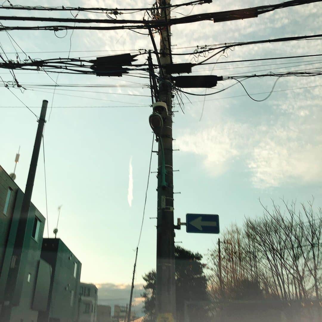 松藤あつこさんのインスタグラム写真 - (松藤あつこInstagram)「気になる…。 富士山方面かな…  #雲」2月2日 17時46分 - atsukomatsufuji