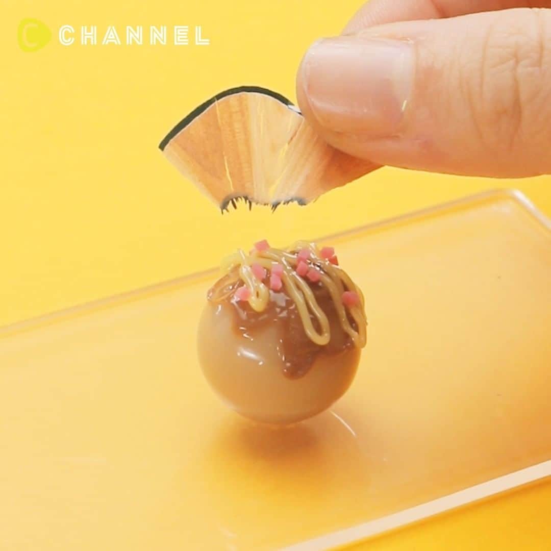 C CHANNEL-Art&Studyのインスタグラム：「💛Use Pencil Shavings! DIY Takoyaki charm🎌 💛トッピングは意外な文具！ たこ焼きチャーム🎌 . 🎨Follow me👉 @cchannel_artandstudy 🎵 💡Check👉 @cchannel_girls 🎶 📲C CHANNELのアプリもよろしくお願いします💕 . creator：勝又美蘭　Instagram @fantasia_miran . [Things to prepare] ・ Drop mold ・ UV-LED resin ・ Resin coloring (white, beige) ・ Hole maker ・ UV-LED light ・ Color art resin (yellow, brown) ・rubber band ・ Colored pencil (green) ・ Pencil sharpener ・toothpick ・ Heaton ・ Round can ・chain ・ Key ring parts . [Steps] 1. Color the resin. 2. Pour the resin into the mold. 3. Harden with a hole maker. 4. Remove from mold. 5. Take out the color art resin (brown) and spread it with a toothpick. 6. Squeeze out color art resin (yellow). 7. Place a rubber band that has been finely cut. 8. Add the shavings of colored pencils. 9. Put the cut toothpick in the hole and cure. 10. Make holes with a pin vise. 11. Adhere Heaton. 12. Completed by connecting the charm and key ring parts with a circle. . * During work, we recommend using gloves and ventilating the room. * Be careful when handling the resin as it will be hot . . みんなに愛される、たこ焼きをチャームにしました!! トッピングには意外なアイテム。ユニークなDIYを楽しんで♡ . 【用意するもの】 ・雫モールド ・UV-LEDレジン ・レジン着色料 （白、ベージュ） ・ホールメーカー ・UV-LEDライト ・カラーアートレジン（イエロー、ブラウン） ・輪ゴム ・色鉛筆（緑） ・鉛筆削り ・爪楊枝 ・ヒートン ・丸カン ・チェーン ・キーホルダーパーツ . 【作り方】 1. レジンを着色する。 2. モールドにレジンを流す。 3. ホールメーカーをさして硬化する。 4. モールドから外す。 5. カラーアートレジン（ブラウン）を出してつまようじで広げる。 6. カラーアートレジン（イエロー）を出す。 7.細かく切った輪ゴムをのせる。 8.色鉛筆の削りカスをのせる。 9.切った爪楊枝を穴に入れて硬化する。 10.ピンバイスで穴を開ける。 11.ヒートンを接着する。 12.チャーム、キーホルダーパーツを丸カンで繋いで完成。 . ※作業中は手袋の使用、部屋の換気をおすすめします。 ※レジンは高温となりますので取り扱いには十分に注意してください . . #DIY#doityourself#diyideas#crafts#crafting#instacraft#crafter#crafty#handmade#handcrafted#handmadecrafts#handmadeaccessories#ручнаяработа#ideas#resin#resinart#resina#Fantastic#incredible#creative#heart#howto#tutorial#tips#miniature#Japanesefood#takoyaki#siliconmold#fakefood」