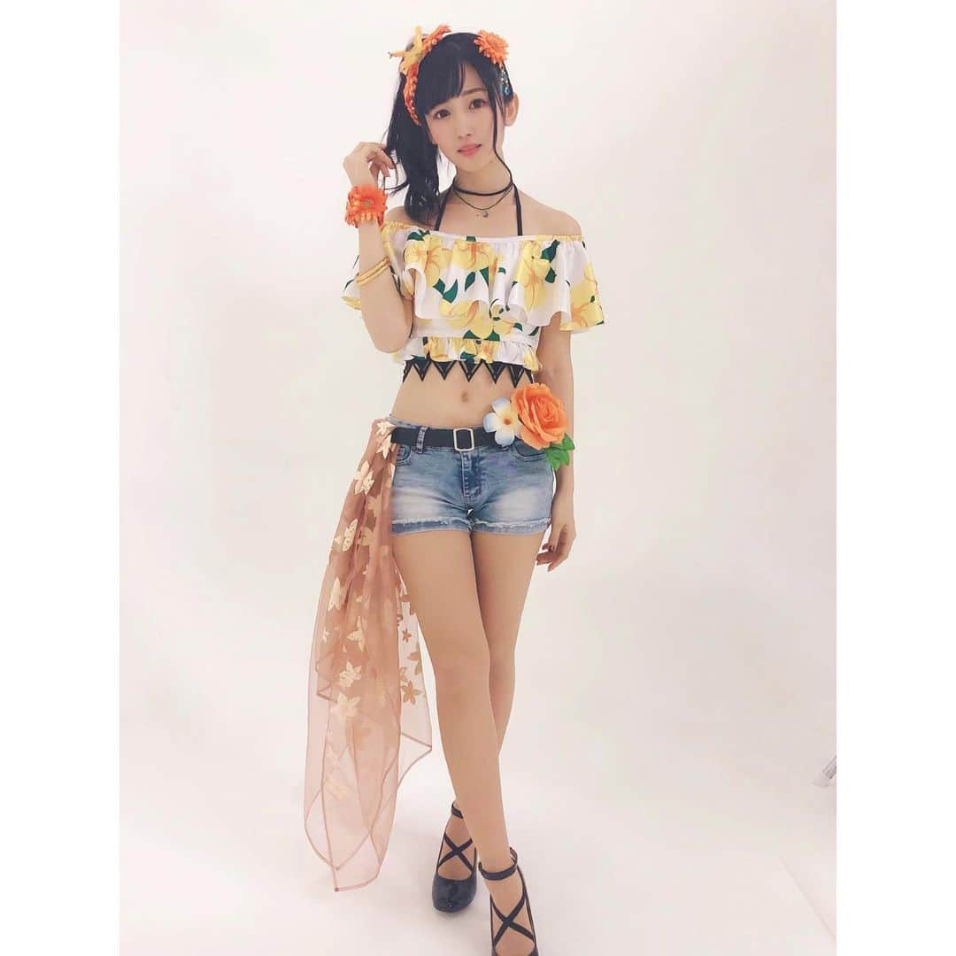 岡田夢以のインスタグラム：「. . 茉莉花ちゃん\♡/ アー写オフショット…*ˊᵕˋ*🌺 . 本当に細かいところまで再現されていて 大好きな衣装です…💛*ﾟ . ライブも楽しかったなぁ…(*´◡`*)🌺✨ . #d4dj #merm4id #水島茉莉花」