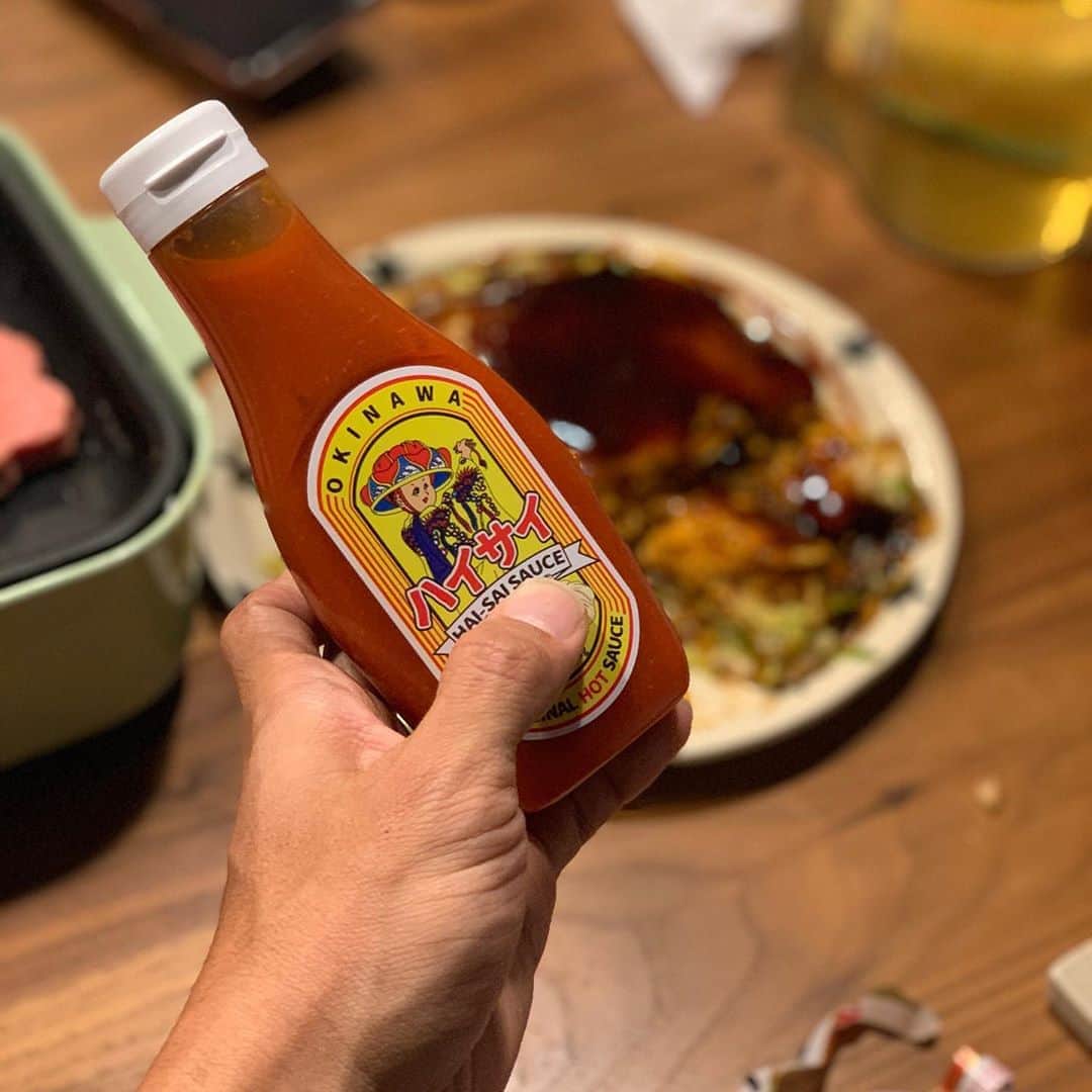 佐藤寿人のインスタグラム：「沖縄土産でハイサイソースを買って帰りましたー🌶 お好み焼きのそばのソースに✨ 辛麺風に⤴️ #やっぱり粉もん #もんじゃから始まり #お好み焼き #１枚目はノーマルで #２枚目は辛麺風に #ハイサイソース #結果は #予想以上に辛い🌶 #でも美味しかったです😋」