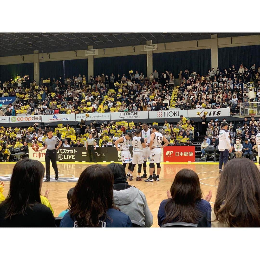 神戸麻衣さんのインスタグラム写真 - (神戸麻衣Instagram)「2/2(日)Bリーグ🏀 サンロッカーズ渋谷vs琉球ゴールデンキングス in 青山学院記念館 . 待ちに待った大好きなキングスのゲーム☺️💓 3年前沖縄で初めてキングスのホームゲーム観た時もこの対戦カードだったな🙌 今回は1階席にしたんだけど本当に正解でした🥺✨ . 今日もタフゲームで残り18.8秒まで同点🏀 両者チームファール5。 今日はキングスが勝ちきりました👑 こういう接戦で勝ちきることが大切だよね、本当✊ 後半は観たかった岸本選手の3Pに歓喜し、ファンタジスタ並里選手のドライブインに歓喜し、ずっと1人でプレーに一喜一憂しながら応援してた😭📣✨ 小野寺選手の堅実なプレーにもとても感心した👏 バスカンもらうための溜めとかリリースとかすごい良かった☺️ . サンロッカーズはリバウンドがすごい👏 ベンドラメ選手が、あんなにリバウンド取りに行くのびっくりした😳 . 超満員で3600人超えの動員でした👏 . また沖縄でホームゲーム観たいな🏀🌺 沖縄行ったらとりあえずキングスグッズ買おう😭💓 #basketball #sports #sportsgirl #bリーグ #jbl #サンロッカーズ渋谷 #琉球ゴールデンキングス #バスケットボール #スポーツ #スポーツ観戦 #スポーツ女子 #女バス  #バスケ女子 #basketballgirls #mc #司会 #reporter #リポーター #モデル #神戸麻衣」2月2日 18時05分 - mai_g916