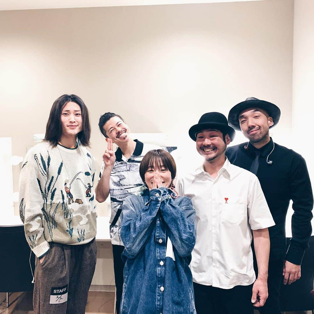 安藤裕子さんのインスタグラム写真 - (安藤裕子Instagram)「LIVE The CARAVAN 無事に出番終了しました！！ そして、MCにお伝えしましたが 今年5月にアルバムリリースします！ 詳細はまた後日に。 お楽しみに！  本日のセトリはこちら！ 01.Tommy 02.箱庭 03.TEXAS 04.雨街交差点 05.曇りの空に君が消えた 06.一日の終わりに 07.ぼくらが旅に出る理由  #安藤裕子　#j_wave」2月2日 17時58分 - yuko_ando