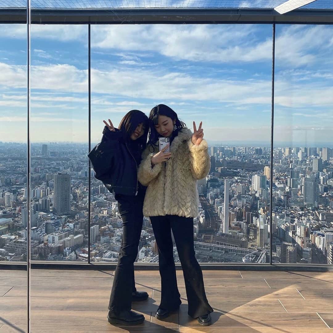 RiLiさんのインスタグラム写真 - (RiLiInstagram)「渋谷の新スポット🌃【SHIBUYA SKY】✈ ..... 渋谷スクランブルスクエアの屋上にある【SHIBUYA SKY（渋谷スカイ）】🛫去年の11月にできた約230mの高さの日本最大級の展望施設だよ😳😳 360度見渡せる、ガラス張りのデッキでおしゃれな写真を📸四隅の角に立って、全身のコーデが入るように撮るのがポイントみたい💫MVの撮影などにも使われているんだとか🤫 昼と夜とでまた違った雰囲気になれるからいつ何時いってもOK🌞🌛友だちや恋人と一緒に行って、いつもとは違った景色の渋谷を楽しんでみては……？ ❣ ❣ ❣ ❣ ❣ サイトやSNSで掲載させていただくお写真募集中😘📸 かわいいコーデやアイテム、注目スポットなどが撮れたら、ハッシュタグ→#rili_tokyo  を付けて投稿❗ ． Special Thanks💋 Photo by @ch.own249 @mado.0623 @omeme__4 @yuna_iszk @har_326 @s.kyam ． #冬 #冬コーデ #SHIBUYASKY #渋谷スカイ #渋谷スクランブルスクエア #夜景 #渋谷 #観光スポット #鏡越しショット #展望台 #東京観光スポット#東京観光  #ブラウンコーデ #ベージュコーデ  #ワントーンコーデ #シンプルコーデ  #カジュアルコーデ #ガーリーコーデ #置き画 #置き画くら部 #今日のコーデ #コーデ #コーディネート #RiLi  #おしゃれさんと繋がりたい #お洒落さんと繋がりたい #ファッション #패션스타그램 #ootd」2月2日 18時00分 - rili.tokyo