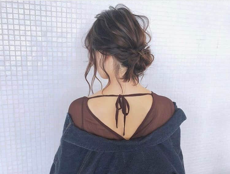 Locariのインスタグラム：「【ぶきっちょでも可愛く♡人気スタイリストに学ぶ「簡単バレンタインアレンジ」７選】 ぜひ記事をチェックしてみてください♡ Photo by @kawamura_takashi_cam さん  #ヘアアレンジ#ヘアセット#ヘア#簡単ヘアアレンジ#お団子ヘア#お団子アレンジ#結婚式ヘア」