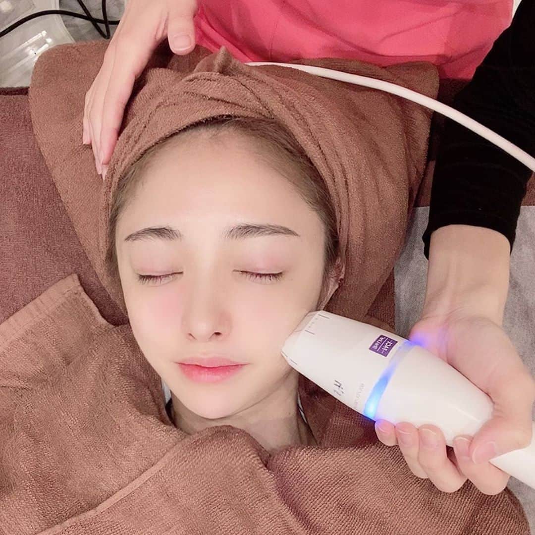 サキ吉さんのインスタグラム写真 - (サキ吉Instagram)「お友達のお店がオープンしたとの事でお邪魔してきました🥰💋 @gracemoon.shinjuku  @ryooo7318 ． 清潔感のある可愛いサロンで心踊った🥺✨笑 今回受けたのはハイフとラッシュアディクト✨ ． シーラインm っていうエステハイフなんだけど、医療ハイフのダブロと同じ会社のマシンで 医療ハイフと変わらないくらいの効果があるよ🤔💡 直後からシュッとしたのがわかって、痛くないし何より安い……😭❤️ タイトニング効果で肌質も改善するのが良き！✨✨ ． 豆知識🙆‍♀️ 今よくエステでショット数が多くて安いようなスライド式のハイフと呼ばれているものが流行ってるけど、 あれって実はハイフシャワーがほとんどで、 本来のハイフはセルフでは危険すぎて絶対出来ないの！😭 ハイフシャワーはただの浮腫み取りで浅い部分にしか作用されていないからサロン選びは気をつけて🥺 ． ． そしてラッシュアディクトっていうまつ毛のスキンケアも受けたよ✨ 私は一年中マツエクをしてるからまつ毛に負担がかかって弱ってて…… 太くて長い自まつ毛を手に入れたくてこの施術を選びました🥺 マツエクやまつ毛パーマしてる人でもそのまま出来るよ💡 今日から始めたから変化が楽しみ❤️ (お店のビフォーアフター画像を借りたからとりあえずそっち載せておくね🙆‍♀️) アートメイクが高くて痛いし消えちゃうって人には眉毛のアディクトもオススメだよ💞 ． 画像をスワイプすると最後に LINE@のQRコードがあるから、 そこからかサロンのアカウントのDMから予約取ってみてね❤️ エステメニューはホットペッパーからでも💞 脱毛とか他のメニューも豊富で、 男性もOKなメニューもあるからチェックしてみてね✨  サキ吉のインスタ見たって LINE@かDMで予約したら、とっておき割引料金になるそうです……❤️❤️❤️ ご自由に名前使ってね🥰 ．  #gracemoon #新宿三丁目エステ #シーライン #ハイフ #HIFU #ラッシュアディクト」2月2日 18時00分 - sakikichi1201