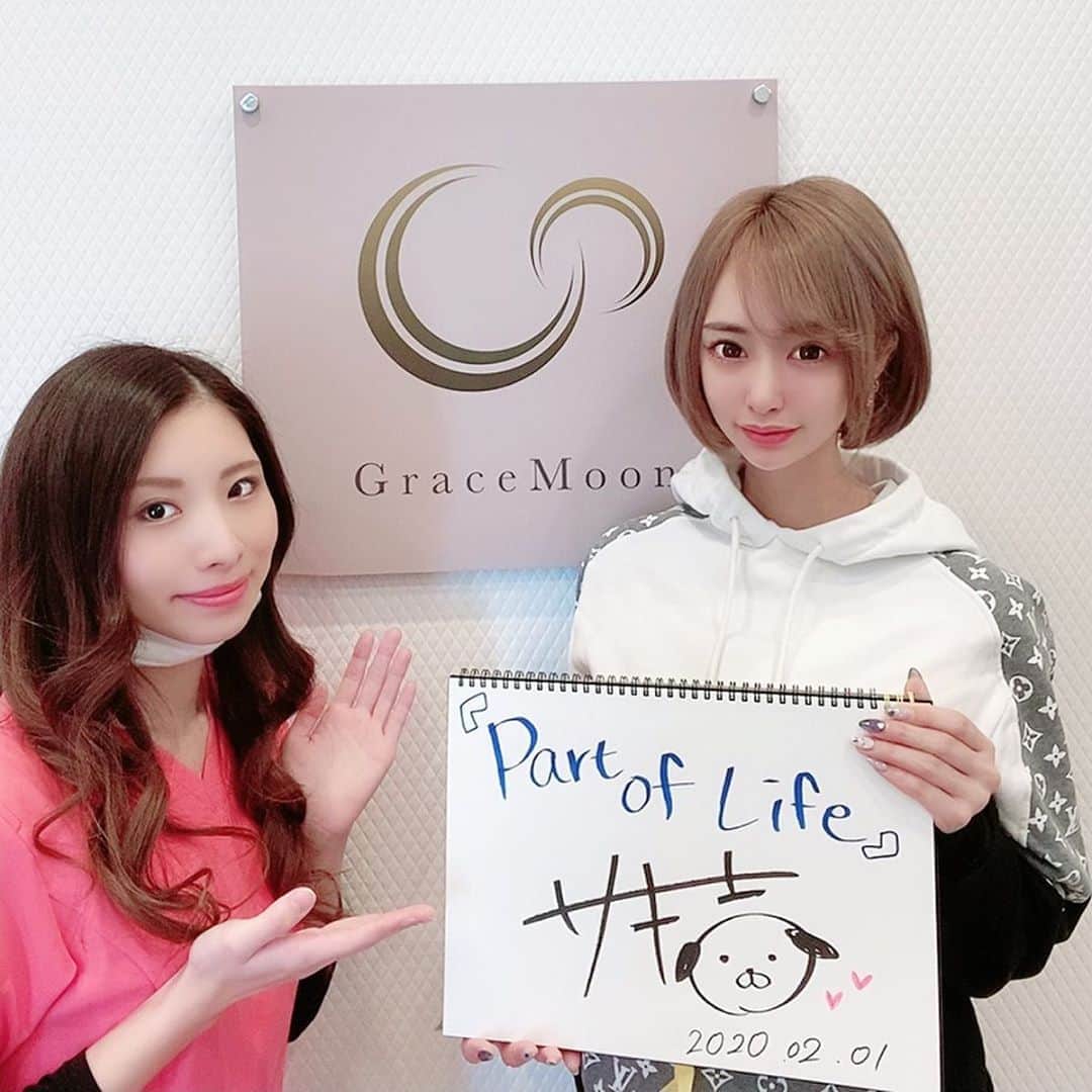 サキ吉さんのインスタグラム写真 - (サキ吉Instagram)「お友達のお店がオープンしたとの事でお邪魔してきました🥰💋 @gracemoon.shinjuku  @ryooo7318 ． 清潔感のある可愛いサロンで心踊った🥺✨笑 今回受けたのはハイフとラッシュアディクト✨ ． シーラインm っていうエステハイフなんだけど、医療ハイフのダブロと同じ会社のマシンで 医療ハイフと変わらないくらいの効果があるよ🤔💡 直後からシュッとしたのがわかって、痛くないし何より安い……😭❤️ タイトニング効果で肌質も改善するのが良き！✨✨ ． 豆知識🙆‍♀️ 今よくエステでショット数が多くて安いようなスライド式のハイフと呼ばれているものが流行ってるけど、 あれって実はハイフシャワーがほとんどで、 本来のハイフはセルフでは危険すぎて絶対出来ないの！😭 ハイフシャワーはただの浮腫み取りで浅い部分にしか作用されていないからサロン選びは気をつけて🥺 ． ． そしてラッシュアディクトっていうまつ毛のスキンケアも受けたよ✨ 私は一年中マツエクをしてるからまつ毛に負担がかかって弱ってて…… 太くて長い自まつ毛を手に入れたくてこの施術を選びました🥺 マツエクやまつ毛パーマしてる人でもそのまま出来るよ💡 今日から始めたから変化が楽しみ❤️ (お店のビフォーアフター画像を借りたからとりあえずそっち載せておくね🙆‍♀️) アートメイクが高くて痛いし消えちゃうって人には眉毛のアディクトもオススメだよ💞 ． 画像をスワイプすると最後に LINE@のQRコードがあるから、 そこからかサロンのアカウントのDMから予約取ってみてね❤️ エステメニューはホットペッパーからでも💞 脱毛とか他のメニューも豊富で、 男性もOKなメニューもあるからチェックしてみてね✨  サキ吉のインスタ見たって LINE@かDMで予約したら、とっておき割引料金になるそうです……❤️❤️❤️ ご自由に名前使ってね🥰 ．  #gracemoon #新宿三丁目エステ #シーライン #ハイフ #HIFU #ラッシュアディクト」2月2日 18時00分 - sakikichi1201