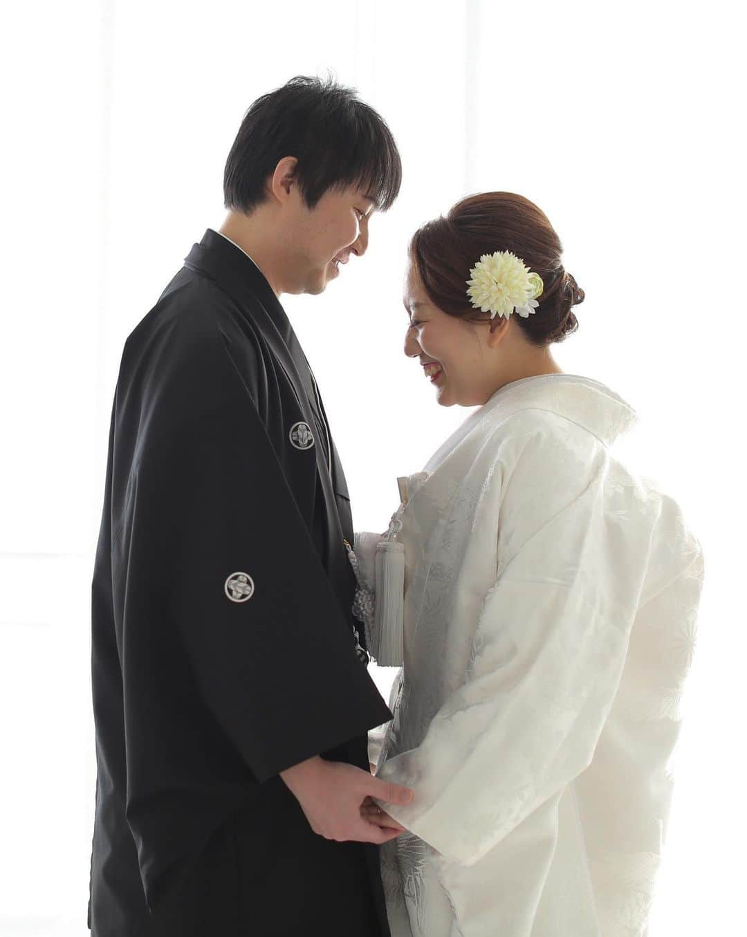 【公式】小さな結婚式さんのインスタグラム写真 - (【公式】小さな結婚式Instagram)「@petit.wedding をフォローしてね♩ #小さな結婚式 をつけてのお写真投稿も大歓迎です♡ こちらの公式IGでリグラムさせていただきます＊ . 白無垢と袴に身を包み 自然なやわらかい表情が とても幸せそうなおふたり* 小さな結婚式では フォトウェディングプランも ご用意していますので ぜひチェックしてみてくださいね＊ . . >>#小さな結婚式大阪ハービスENT店 . ——————— #小さな結婚式 #petitwedding #前撮り #結婚式 #プレ花嫁 #卒花 #アットホーム #少人数 #家族婚 #少人数結婚式 #ウェディング #ウェディングドレス #wedding #bridal #weddingdress #花嫁 #結婚式準備 #式場探し #日本中のプレ花嫁さまと繋がりたい #結婚式の思い出に浸る会 #結婚準備 #白無垢 #大阪花嫁 #和装フォト #ウェディングフォト #フォトウェディング #和傘 #和装ウェディング」2月2日 18時03分 - petit.wedding