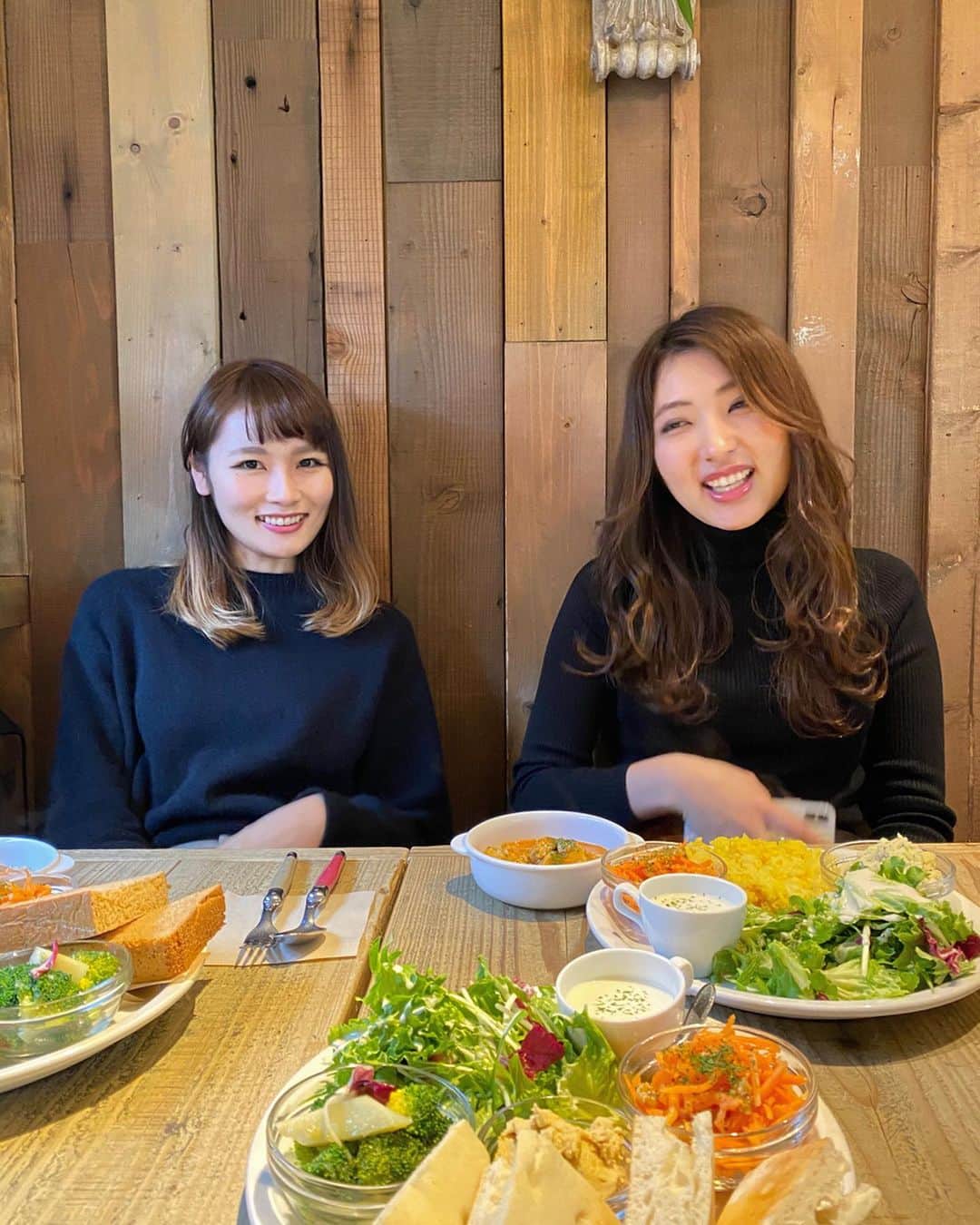 柴田紗希さんのインスタグラム写真 - (柴田紗希Instagram)「私見える？笑 広尾にあるジブリな場所へ行きました。 @lesgrandsarbres  都心のツリーハウス🌳 まさかこんな場所に〜！でした！ 高校時代のゆかとえりとcafeしたよ。 ひよこ豆のフムスプレート おいしかったでございます♡ いい時間☺️☺️☺️ #しばcafe #cafe #広尾」2月2日 18時13分 - shibasaaki