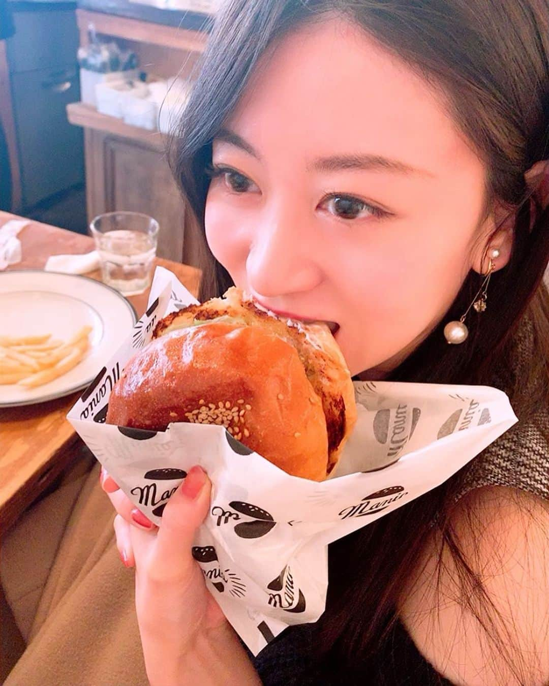 上西恵さんのインスタグラム写真 - (上西恵Instagram)「ハンバーガーす！き！🍔🍔 ⠀ photo by @arisa_0720 ⠀ ありさ、れな、ポコと行ってきました🏃‍♀️ ⠀」2月2日 18時07分 - jonishi_kei