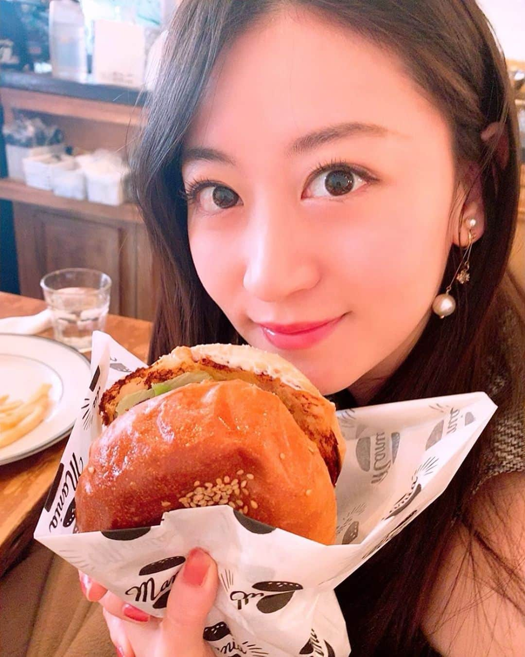 上西恵さんのインスタグラム写真 - (上西恵Instagram)「ハンバーガーす！き！🍔🍔 ⠀ photo by @arisa_0720 ⠀ ありさ、れな、ポコと行ってきました🏃‍♀️ ⠀」2月2日 18時07分 - jonishi_kei