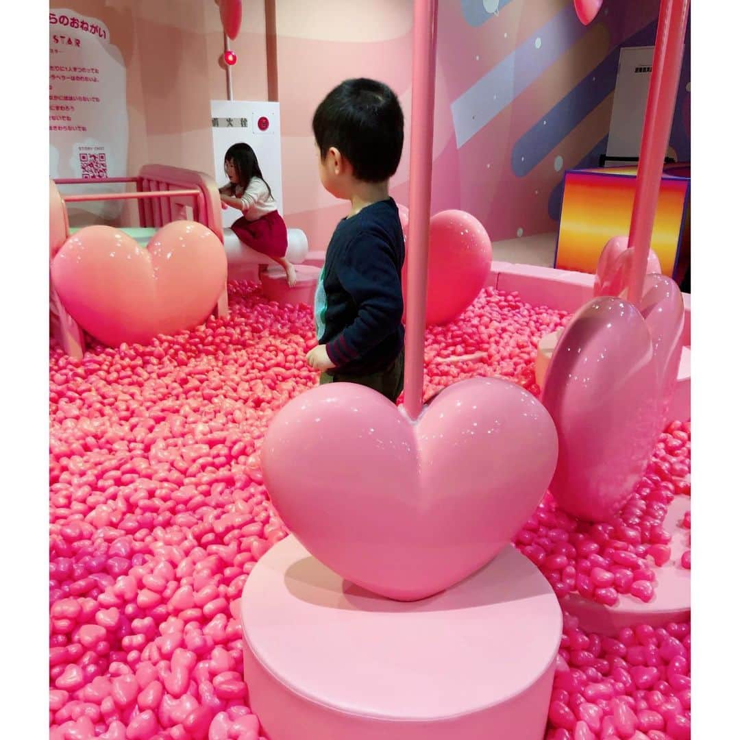 Mayuko Watanabe 渡辺真由子さんのインスタグラム写真 - (Mayuko Watanabe 渡辺真由子Instagram)「昨年5月にオープンした横浜駅直結の @puchukids に遊びに行きました♡ @puchukids は宇宙をイメージした屋内キッズパーク😊✨ 『夢中になれる遊びの中のなかにこそ豊かな学びが溢れている』をコンセプトにしているだけあって7つの星のエリアごとに子供が夢中になって遊べるようになっています💕 1人で遊ぶもの、友達や親と楽しく遊ぶものがあり、息子は汗だくになって楽しんでいました☺️♫ 遊びと学びの専門家が監修する理論と実践に基づいた本格的な遊びの空間✨ お母さんが休めるゾーンや赤ちゃんゾーンもありましたし、おすすめです！ ぜひ行ってみてくださいー😍💕 先日ちょうどFISHBOYさんによるダンスイベントもあったので参加しました😄キレッキレのダンスが凄かった笑 そして息子ももちろん頑張っていましたよ😆👍 #puchu#puchukids#横浜#屋内遊び場#子育て中#男の子ママ#mama#ママ」2月2日 18時09分 - watanabe_mayuko