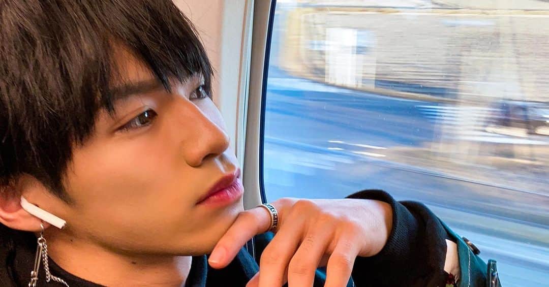のインスタグラム：「2日間 Tokyo🗼 . . . イベントに仕事 たのしかった😭 . . 名古屋に帰ったよ！ かいは横でねてた🤣 お疲れ様。 明日からもお仕事頑張ろ！ . #東京 #Tokyo #大谷悠哉 #yuyaotani #新幹線 #エモい #セクラバ」