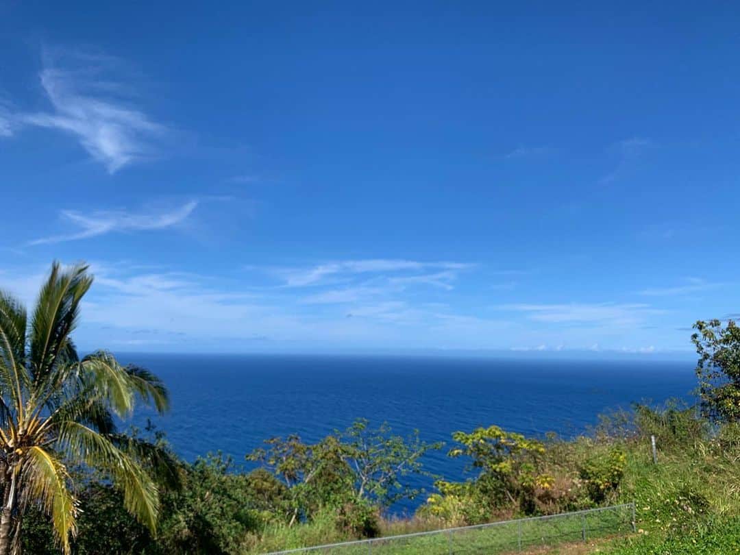 有末麻祐子さんのインスタグラム写真 - (有末麻祐子Instagram)「どこを見てもエネルギッシュで、朝日がすごく気持ち良くて見る景色全てからパワーチャージ💪🏻 ２回目のハワイ島でしたが やっぱりハワイ島が大好きだなと思いました。 何度も言いますがwエネルギーに満ち溢れてます。不思議な感覚になる場所です🌋」2月2日 18時15分 - mayukoarisue