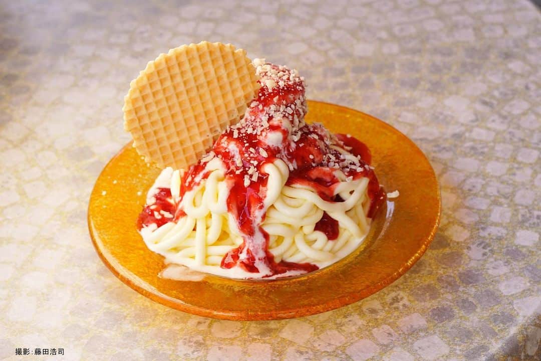 のインスタグラム：「スパゲッティアイス😳  #spaghettieis  スパゲッティー状にする事で、 ソフトクリームのような柔らかさとなめらかさに❣️ #旅するドイツ語 #eis  #アイス 💛💛💛」