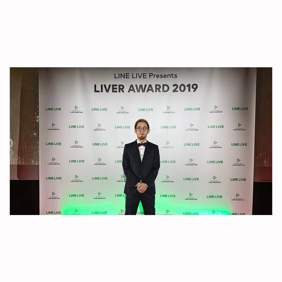 MC TAKAのインスタグラム：「🎤﻿ LINE LIVE presents「LIVER AWARD 2019」にてMCさせていただきました🤓﻿ ﻿ ざっくり纏めると、ライバーと呼ばれる、生配信を行なっているインフルエンサーの方々の表彰式なんです👀﻿ 約50万人の方が視聴されていたみたいで…こんな金髪ヒゲメガネですみません笑﻿ ﻿ LINE本社も初めて伺いましたが本当綺麗でオシャレ‼️﻿ ジェームズもブラウンもいた‼️笑﻿ 貴重な経験させていただきありがとうございました🙇‍♂️﻿ ﻿ #LINE #LINELIVE #LIVERAWARD2019 #MCTAKA #バイリンガル #MC #司会 #司会者 #バイリンガルMC #バイリンガル司会 #イベントMC #イベント司会 #パーティーMC #パーティー司会 #ブライダルMC #ブライダル司会 #WeddingMC #結婚式司会 #通訳 #Translator」