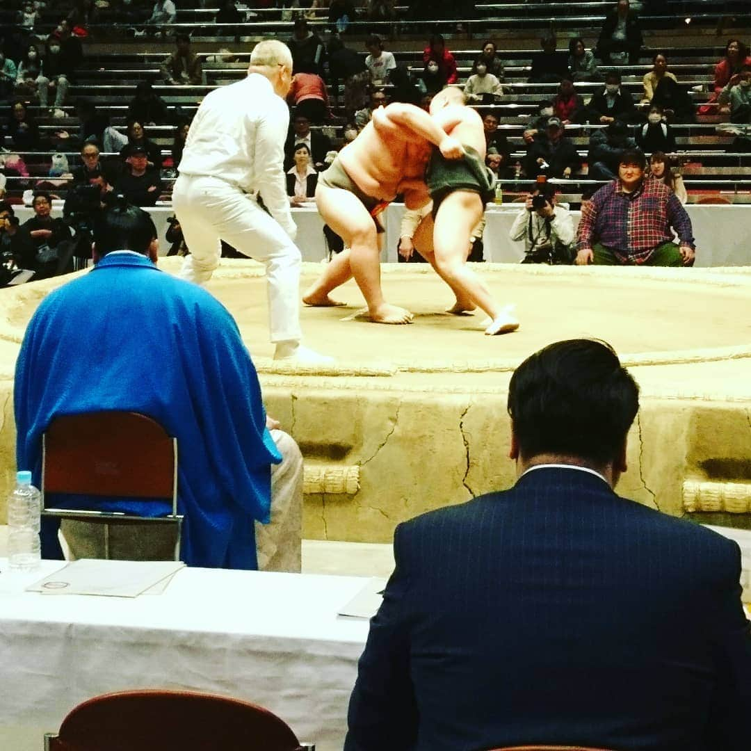 鈴木おさむさんのインスタグラム写真 - (鈴木おさむInstagram)「白鵬杯！決勝戦を見つめる 元横綱・日馬富士さんの背中、そして白鵬関の背中、その奥に元大関琴光喜。 みんな、お相撲が大好きなんです。 日馬富士さん、モンゴルで作った学校が 大成功らしいです。さすがです！」2月2日 18時21分 - osamuchan_suzuki