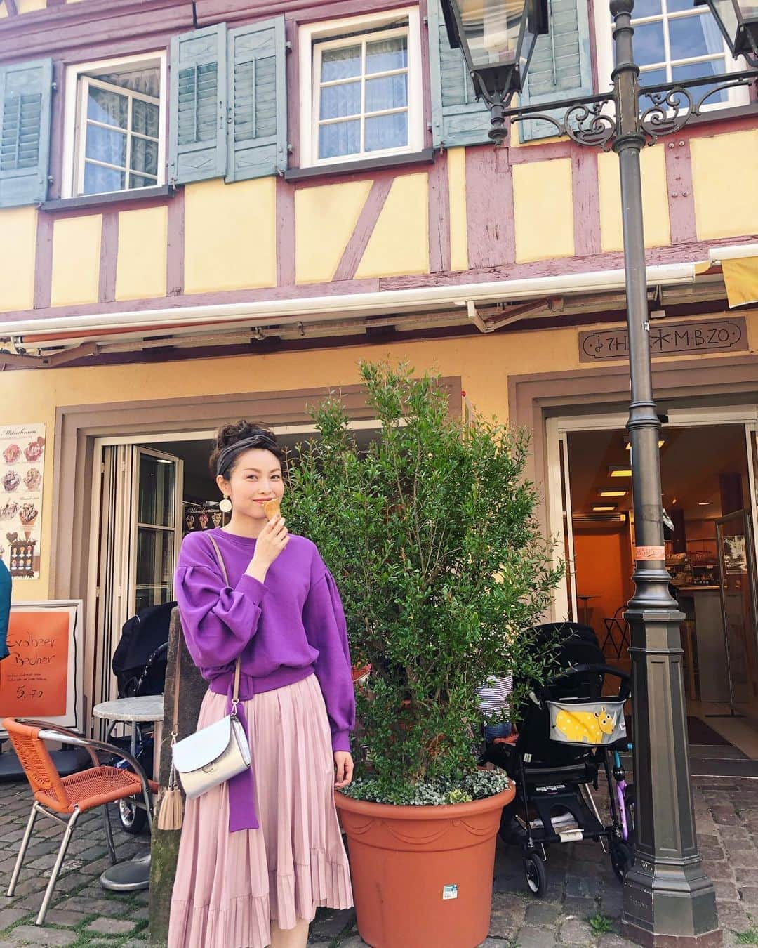 のインスタグラム：「何度も聞き返したり、 ラッキーが重なりなんとかありつけたアイス💛 格別‼️ O.Aを見たら食べたくなってしまい、、、 アイスを頬張りながら書いてます。笑  #ふふふ  #旅するドイツ語 #eis  #アイス」