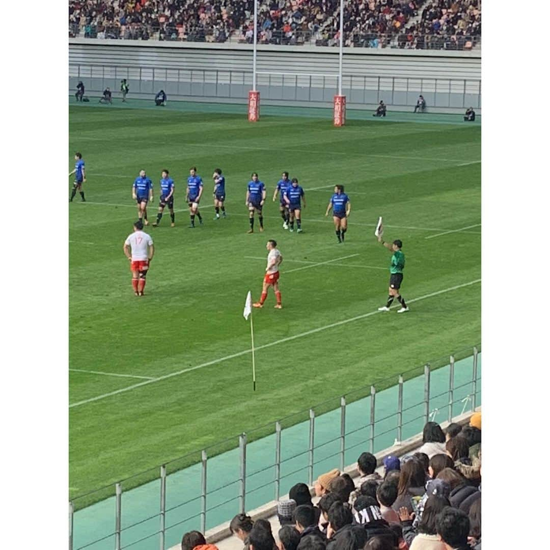 加藤里奈（カトリーナ）さんのインスタグラム写真 - (加藤里奈（カトリーナ）Instagram)「🏉🏉🏉 1月18日に豊田スタジアムで行われた 「トヨタ自動車ヴェルブリッツ vs  パナソニックワイルドナイツ」を観戦してきました😆❤️ * 友達と2人で行く約束をしていたら 別の友達も行くことが発覚😳 私たちの席も取っておいてくれました😢 ありがとう🙏🙏🙏 * この日、37050人でトップリーグの 最多観客記録を更新🏟 駅から物凄い人で、 女性の姿が目立ったのが印象的でした👀 W杯で活躍した選手が両チーム合わせて 14人も出場😳😳 地元トヨタ自動車はもちろん、 パナソニックのファンもたくさんいました✨ * *  #ラグビー #ラグビー観戦 #トップリーグ #トヨタ自動車ヴェルブリッツ #rugby #rugby🏉 #rugbyplayer #rugbylife #ラグビー観戦 #ラグビー好きな人と繋がりたい #ラグビー女子 #ラグ女 #rugbyjp #豊田スタジアム #パナソニックワイルドナイツ #sports #スポーツ #ラガール #verblitz #スポーツ観戦 #日本代表 #スポーツ女子 #panasonicwildknights #rugbyfan #topleague #愛知県 #sportsphotography #sportsday #rugbygram #rugbylove #rugbygirls」2月2日 18時23分 - rinakatoktriiina