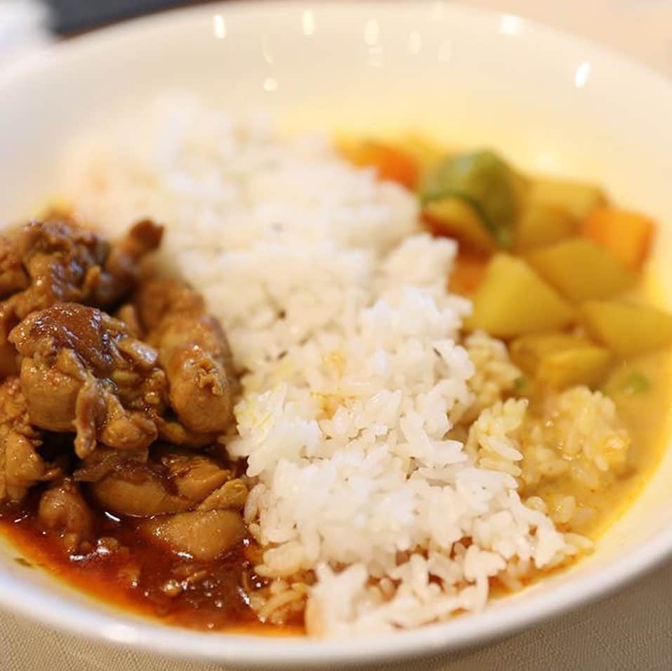 のインスタグラム：「伝承！2スパイスで作る、北インドのおうちカレー。﻿ ﻿ ～謎の旅人に習う、実践型お料理教室～﻿ ﻿ ﻿ 世界中を旅してその土地の人々と触れ合い、その土地の料理を体当たりで習得してきたという、謎の旅人 曽我部 智史さん。﻿ ﻿ そんな曽我部さんから、今日は２スパイスだけで作る北インドのおうちカレーを伝授していただきました。﻿ ﻿ ﻿ ﻿ ２スパイス…それは、ターメリック＆チリパウダー。﻿ そのスパイスだけで、3種類のカレーを作りました。﻿ ﻿ 最初は、「ダル」と呼ばれる豆カレー。﻿ これを基本にするため、まずはレクチャーから…﻿ ﻿ 曽我部さんの料理は、できるだけ現地の味に近づけるように、現地のひとがなぜそのやり方で作るのかを考えて作ります。﻿ ﻿ 例えば、玉ネギのスライスは、ある程度ムラがあった方が食感に差がでて美味しいとか、きつね色にまで炒めなくても、焦げ付きがあれば大丈夫。﻿ ﻿ スパイスを計量するときも、現地にはティースプーンしかないので、それで図る…などなど。﻿ ﻿ そして基本のカレーの作り方を聞いたあとは、4人一組になって、「シンプルチキンカレー」＆「田舎風野菜コルマ」の二種類のカレーを作りました。﻿ ﻿ どのカレーも、最後の決め手となるのは、塩。﻿ 現地には、他に塩分をとる調味料はないので、これでもかというくらい塩を入れるそうです。その入れ具合で、辛味を最初に感じるか、逆に辛味を抑えることもできると言うから驚きです。﻿ 曽我部さんは「南の極み」という天日塩を使用していらっしゃいました。﻿ ﻿ キッチン花水木、田中シェフのサポートもあり、参加された方々は、和やかな雰囲気でカレー作りを楽しみ、3種類のスパイスカレーを味わって身体がポカポカしました。﻿ ﻿ ー皆さんの感想ー﻿ ﻿ ﻿ ＊自宅でもスパイスカレーを作っていて、だいぶ分かってきたつもりだったけれど、大事なポイントを色々聞けて間違って認識していた部分が改善されたような気がします。﻿ ﻿ ﻿ ﻿ ＊カレールーで作るカレーじゃないカレーが知りたくてきました。自分で作ったカレーは美味しくないので。すごい辛いカレーでしたが美味しかったです。これなら作れそうです。﻿ ﻿ ﻿ ﻿ ＊自分で作る事が出来て楽しかったです。今日の講座の内容は財産です。最後の野菜カレーのアレンジ４種も、手を加えるとこんな変わるかと面白かった。参加出来て良かった。﻿ ﻿ ﻿ ﻿ ＊シンプルなスパイスで出来るのが家庭的でいいと思いました。ちょっと辛味がビックリの感じがありましたが、チキンの旨味も出て美味しかったです。﻿ ﻿ ﻿ ﻿ ＊家庭でのも簡単につくれることがわかりましたが、辛いものも本場ならではですね。頭から汗が止まりません。作り方で味が違うのもびっくり！！﻿ ﻿ ﻿ ﻿ ＊スパイスの使い方を教えていただいてよかったです。昨年インドに行ってきた事を思い出しながら楽しい時間を過ごさせていただきました。ありがとうございました。」