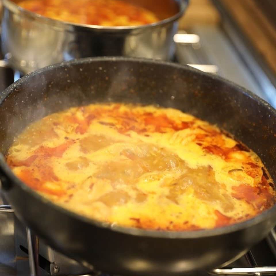 A-Portさんのインスタグラム写真 - (A-PortInstagram)「伝承！2スパイスで作る、北インドのおうちカレー。﻿ ﻿ ～謎の旅人に習う、実践型お料理教室～﻿ ﻿ ﻿ 世界中を旅してその土地の人々と触れ合い、その土地の料理を体当たりで習得してきたという、謎の旅人 曽我部 智史さん。﻿ ﻿ そんな曽我部さんから、今日は２スパイスだけで作る北インドのおうちカレーを伝授していただきました。﻿ ﻿ ﻿ ﻿ ２スパイス…それは、ターメリック＆チリパウダー。﻿ そのスパイスだけで、3種類のカレーを作りました。﻿ ﻿ 最初は、「ダル」と呼ばれる豆カレー。﻿ これを基本にするため、まずはレクチャーから…﻿ ﻿ 曽我部さんの料理は、できるだけ現地の味に近づけるように、現地のひとがなぜそのやり方で作るのかを考えて作ります。﻿ ﻿ 例えば、玉ネギのスライスは、ある程度ムラがあった方が食感に差がでて美味しいとか、きつね色にまで炒めなくても、焦げ付きがあれば大丈夫。﻿ ﻿ スパイスを計量するときも、現地にはティースプーンしかないので、それで図る…などなど。﻿ ﻿ そして基本のカレーの作り方を聞いたあとは、4人一組になって、「シンプルチキンカレー」＆「田舎風野菜コルマ」の二種類のカレーを作りました。﻿ ﻿ どのカレーも、最後の決め手となるのは、塩。﻿ 現地には、他に塩分をとる調味料はないので、これでもかというくらい塩を入れるそうです。その入れ具合で、辛味を最初に感じるか、逆に辛味を抑えることもできると言うから驚きです。﻿ 曽我部さんは「南の極み」という天日塩を使用していらっしゃいました。﻿ ﻿ キッチン花水木、田中シェフのサポートもあり、参加された方々は、和やかな雰囲気でカレー作りを楽しみ、3種類のスパイスカレーを味わって身体がポカポカしました。﻿ ﻿ ー皆さんの感想ー﻿ ﻿ ﻿ ＊自宅でもスパイスカレーを作っていて、だいぶ分かってきたつもりだったけれど、大事なポイントを色々聞けて間違って認識していた部分が改善されたような気がします。﻿ ﻿ ﻿ ﻿ ＊カレールーで作るカレーじゃないカレーが知りたくてきました。自分で作ったカレーは美味しくないので。すごい辛いカレーでしたが美味しかったです。これなら作れそうです。﻿ ﻿ ﻿ ﻿ ＊自分で作る事が出来て楽しかったです。今日の講座の内容は財産です。最後の野菜カレーのアレンジ４種も、手を加えるとこんな変わるかと面白かった。参加出来て良かった。﻿ ﻿ ﻿ ﻿ ＊シンプルなスパイスで出来るのが家庭的でいいと思いました。ちょっと辛味がビックリの感じがありましたが、チキンの旨味も出て美味しかったです。﻿ ﻿ ﻿ ﻿ ＊家庭でのも簡単につくれることがわかりましたが、辛いものも本場ならではですね。頭から汗が止まりません。作り方で味が違うのもびっくり！！﻿ ﻿ ﻿ ﻿ ＊スパイスの使い方を教えていただいてよかったです。昨年インドに行ってきた事を思い出しながら楽しい時間を過ごさせていただきました。ありがとうございました。」2月2日 18時29分 - shimizu_aport