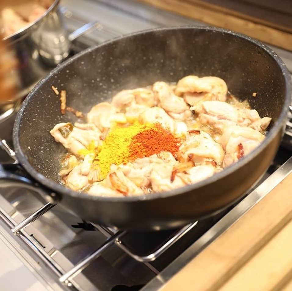 A-Portさんのインスタグラム写真 - (A-PortInstagram)「伝承！2スパイスで作る、北インドのおうちカレー。﻿ ﻿ ～謎の旅人に習う、実践型お料理教室～﻿ ﻿ ﻿ 世界中を旅してその土地の人々と触れ合い、その土地の料理を体当たりで習得してきたという、謎の旅人 曽我部 智史さん。﻿ ﻿ そんな曽我部さんから、今日は２スパイスだけで作る北インドのおうちカレーを伝授していただきました。﻿ ﻿ ﻿ ﻿ ２スパイス…それは、ターメリック＆チリパウダー。﻿ そのスパイスだけで、3種類のカレーを作りました。﻿ ﻿ 最初は、「ダル」と呼ばれる豆カレー。﻿ これを基本にするため、まずはレクチャーから…﻿ ﻿ 曽我部さんの料理は、できるだけ現地の味に近づけるように、現地のひとがなぜそのやり方で作るのかを考えて作ります。﻿ ﻿ 例えば、玉ネギのスライスは、ある程度ムラがあった方が食感に差がでて美味しいとか、きつね色にまで炒めなくても、焦げ付きがあれば大丈夫。﻿ ﻿ スパイスを計量するときも、現地にはティースプーンしかないので、それで図る…などなど。﻿ ﻿ そして基本のカレーの作り方を聞いたあとは、4人一組になって、「シンプルチキンカレー」＆「田舎風野菜コルマ」の二種類のカレーを作りました。﻿ ﻿ どのカレーも、最後の決め手となるのは、塩。﻿ 現地には、他に塩分をとる調味料はないので、これでもかというくらい塩を入れるそうです。その入れ具合で、辛味を最初に感じるか、逆に辛味を抑えることもできると言うから驚きです。﻿ 曽我部さんは「南の極み」という天日塩を使用していらっしゃいました。﻿ ﻿ キッチン花水木、田中シェフのサポートもあり、参加された方々は、和やかな雰囲気でカレー作りを楽しみ、3種類のスパイスカレーを味わって身体がポカポカしました。﻿ ﻿ ー皆さんの感想ー﻿ ﻿ ﻿ ＊自宅でもスパイスカレーを作っていて、だいぶ分かってきたつもりだったけれど、大事なポイントを色々聞けて間違って認識していた部分が改善されたような気がします。﻿ ﻿ ﻿ ﻿ ＊カレールーで作るカレーじゃないカレーが知りたくてきました。自分で作ったカレーは美味しくないので。すごい辛いカレーでしたが美味しかったです。これなら作れそうです。﻿ ﻿ ﻿ ﻿ ＊自分で作る事が出来て楽しかったです。今日の講座の内容は財産です。最後の野菜カレーのアレンジ４種も、手を加えるとこんな変わるかと面白かった。参加出来て良かった。﻿ ﻿ ﻿ ﻿ ＊シンプルなスパイスで出来るのが家庭的でいいと思いました。ちょっと辛味がビックリの感じがありましたが、チキンの旨味も出て美味しかったです。﻿ ﻿ ﻿ ﻿ ＊家庭でのも簡単につくれることがわかりましたが、辛いものも本場ならではですね。頭から汗が止まりません。作り方で味が違うのもびっくり！！﻿ ﻿ ﻿ ﻿ ＊スパイスの使い方を教えていただいてよかったです。昨年インドに行ってきた事を思い出しながら楽しい時間を過ごさせていただきました。ありがとうございました。」2月2日 18時29分 - shimizu_aport