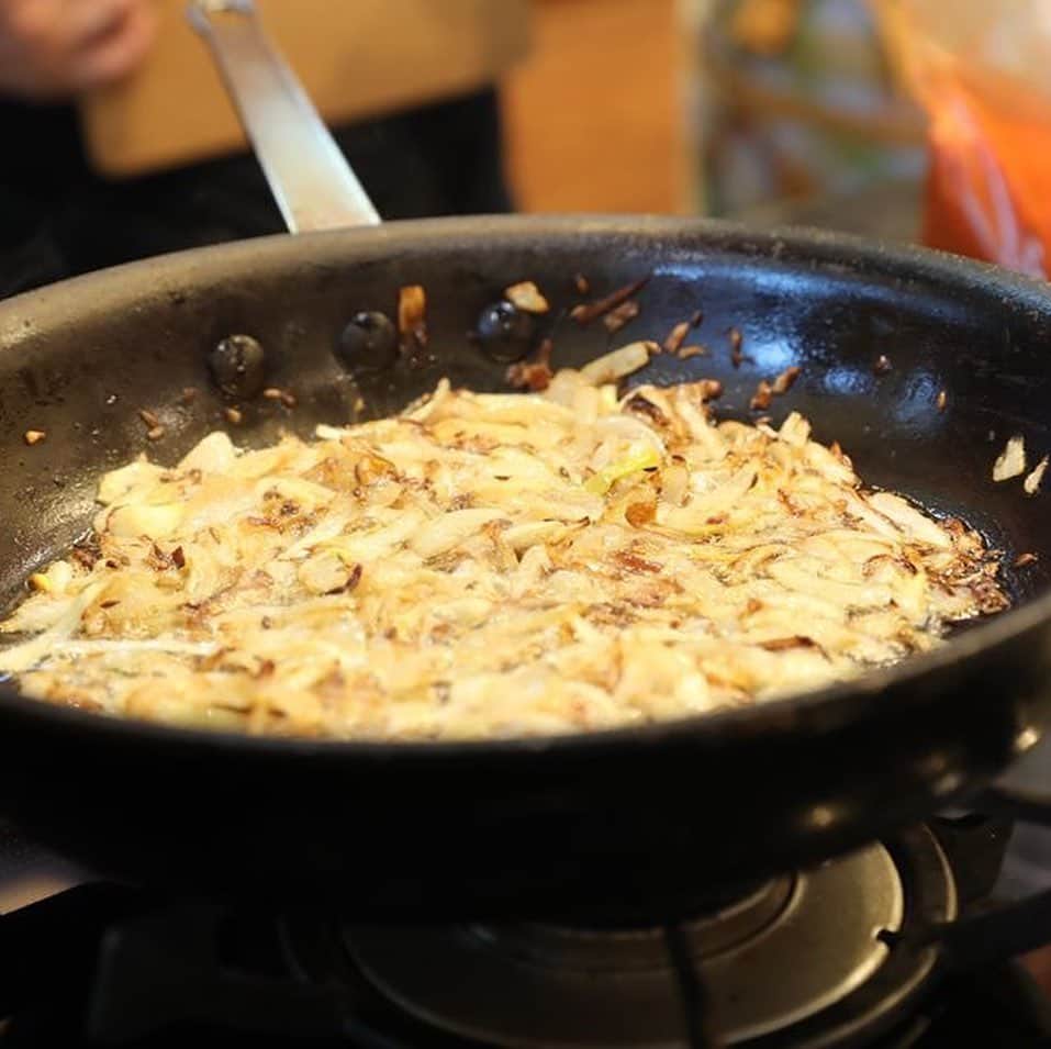 A-Portさんのインスタグラム写真 - (A-PortInstagram)「伝承！2スパイスで作る、北インドのおうちカレー。﻿ ﻿ ～謎の旅人に習う、実践型お料理教室～﻿ ﻿ ﻿ 世界中を旅してその土地の人々と触れ合い、その土地の料理を体当たりで習得してきたという、謎の旅人 曽我部 智史さん。﻿ ﻿ そんな曽我部さんから、今日は２スパイスだけで作る北インドのおうちカレーを伝授していただきました。﻿ ﻿ ﻿ ﻿ ２スパイス…それは、ターメリック＆チリパウダー。﻿ そのスパイスだけで、3種類のカレーを作りました。﻿ ﻿ 最初は、「ダル」と呼ばれる豆カレー。﻿ これを基本にするため、まずはレクチャーから…﻿ ﻿ 曽我部さんの料理は、できるだけ現地の味に近づけるように、現地のひとがなぜそのやり方で作るのかを考えて作ります。﻿ ﻿ 例えば、玉ネギのスライスは、ある程度ムラがあった方が食感に差がでて美味しいとか、きつね色にまで炒めなくても、焦げ付きがあれば大丈夫。﻿ ﻿ スパイスを計量するときも、現地にはティースプーンしかないので、それで図る…などなど。﻿ ﻿ そして基本のカレーの作り方を聞いたあとは、4人一組になって、「シンプルチキンカレー」＆「田舎風野菜コルマ」の二種類のカレーを作りました。﻿ ﻿ どのカレーも、最後の決め手となるのは、塩。﻿ 現地には、他に塩分をとる調味料はないので、これでもかというくらい塩を入れるそうです。その入れ具合で、辛味を最初に感じるか、逆に辛味を抑えることもできると言うから驚きです。﻿ 曽我部さんは「南の極み」という天日塩を使用していらっしゃいました。﻿ ﻿ キッチン花水木、田中シェフのサポートもあり、参加された方々は、和やかな雰囲気でカレー作りを楽しみ、3種類のスパイスカレーを味わって身体がポカポカしました。﻿ ﻿ ー皆さんの感想ー﻿ ﻿ ﻿ ＊自宅でもスパイスカレーを作っていて、だいぶ分かってきたつもりだったけれど、大事なポイントを色々聞けて間違って認識していた部分が改善されたような気がします。﻿ ﻿ ﻿ ﻿ ＊カレールーで作るカレーじゃないカレーが知りたくてきました。自分で作ったカレーは美味しくないので。すごい辛いカレーでしたが美味しかったです。これなら作れそうです。﻿ ﻿ ﻿ ﻿ ＊自分で作る事が出来て楽しかったです。今日の講座の内容は財産です。最後の野菜カレーのアレンジ４種も、手を加えるとこんな変わるかと面白かった。参加出来て良かった。﻿ ﻿ ﻿ ﻿ ＊シンプルなスパイスで出来るのが家庭的でいいと思いました。ちょっと辛味がビックリの感じがありましたが、チキンの旨味も出て美味しかったです。﻿ ﻿ ﻿ ﻿ ＊家庭でのも簡単につくれることがわかりましたが、辛いものも本場ならではですね。頭から汗が止まりません。作り方で味が違うのもびっくり！！﻿ ﻿ ﻿ ﻿ ＊スパイスの使い方を教えていただいてよかったです。昨年インドに行ってきた事を思い出しながら楽しい時間を過ごさせていただきました。ありがとうございました。」2月2日 18時29分 - shimizu_aport