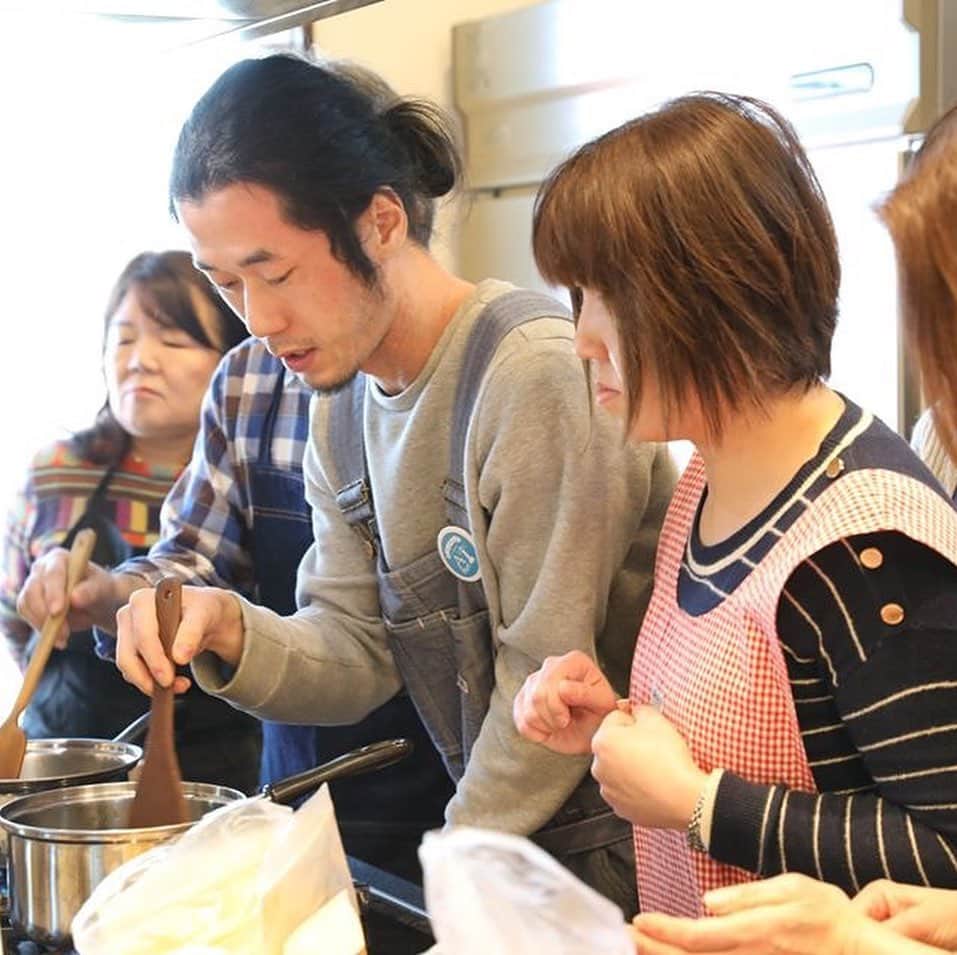 A-Portさんのインスタグラム写真 - (A-PortInstagram)「伝承！2スパイスで作る、北インドのおうちカレー。﻿ ﻿ ～謎の旅人に習う、実践型お料理教室～﻿ ﻿ ﻿ 世界中を旅してその土地の人々と触れ合い、その土地の料理を体当たりで習得してきたという、謎の旅人 曽我部 智史さん。﻿ ﻿ そんな曽我部さんから、今日は２スパイスだけで作る北インドのおうちカレーを伝授していただきました。﻿ ﻿ ﻿ ﻿ ２スパイス…それは、ターメリック＆チリパウダー。﻿ そのスパイスだけで、3種類のカレーを作りました。﻿ ﻿ 最初は、「ダル」と呼ばれる豆カレー。﻿ これを基本にするため、まずはレクチャーから…﻿ ﻿ 曽我部さんの料理は、できるだけ現地の味に近づけるように、現地のひとがなぜそのやり方で作るのかを考えて作ります。﻿ ﻿ 例えば、玉ネギのスライスは、ある程度ムラがあった方が食感に差がでて美味しいとか、きつね色にまで炒めなくても、焦げ付きがあれば大丈夫。﻿ ﻿ スパイスを計量するときも、現地にはティースプーンしかないので、それで図る…などなど。﻿ ﻿ そして基本のカレーの作り方を聞いたあとは、4人一組になって、「シンプルチキンカレー」＆「田舎風野菜コルマ」の二種類のカレーを作りました。﻿ ﻿ どのカレーも、最後の決め手となるのは、塩。﻿ 現地には、他に塩分をとる調味料はないので、これでもかというくらい塩を入れるそうです。その入れ具合で、辛味を最初に感じるか、逆に辛味を抑えることもできると言うから驚きです。﻿ 曽我部さんは「南の極み」という天日塩を使用していらっしゃいました。﻿ ﻿ キッチン花水木、田中シェフのサポートもあり、参加された方々は、和やかな雰囲気でカレー作りを楽しみ、3種類のスパイスカレーを味わって身体がポカポカしました。﻿ ﻿ ー皆さんの感想ー﻿ ﻿ ﻿ ＊自宅でもスパイスカレーを作っていて、だいぶ分かってきたつもりだったけれど、大事なポイントを色々聞けて間違って認識していた部分が改善されたような気がします。﻿ ﻿ ﻿ ﻿ ＊カレールーで作るカレーじゃないカレーが知りたくてきました。自分で作ったカレーは美味しくないので。すごい辛いカレーでしたが美味しかったです。これなら作れそうです。﻿ ﻿ ﻿ ﻿ ＊自分で作る事が出来て楽しかったです。今日の講座の内容は財産です。最後の野菜カレーのアレンジ４種も、手を加えるとこんな変わるかと面白かった。参加出来て良かった。﻿ ﻿ ﻿ ﻿ ＊シンプルなスパイスで出来るのが家庭的でいいと思いました。ちょっと辛味がビックリの感じがありましたが、チキンの旨味も出て美味しかったです。﻿ ﻿ ﻿ ﻿ ＊家庭でのも簡単につくれることがわかりましたが、辛いものも本場ならではですね。頭から汗が止まりません。作り方で味が違うのもびっくり！！﻿ ﻿ ﻿ ﻿ ＊スパイスの使い方を教えていただいてよかったです。昨年インドに行ってきた事を思い出しながら楽しい時間を過ごさせていただきました。ありがとうございました。」2月2日 18時29分 - shimizu_aport