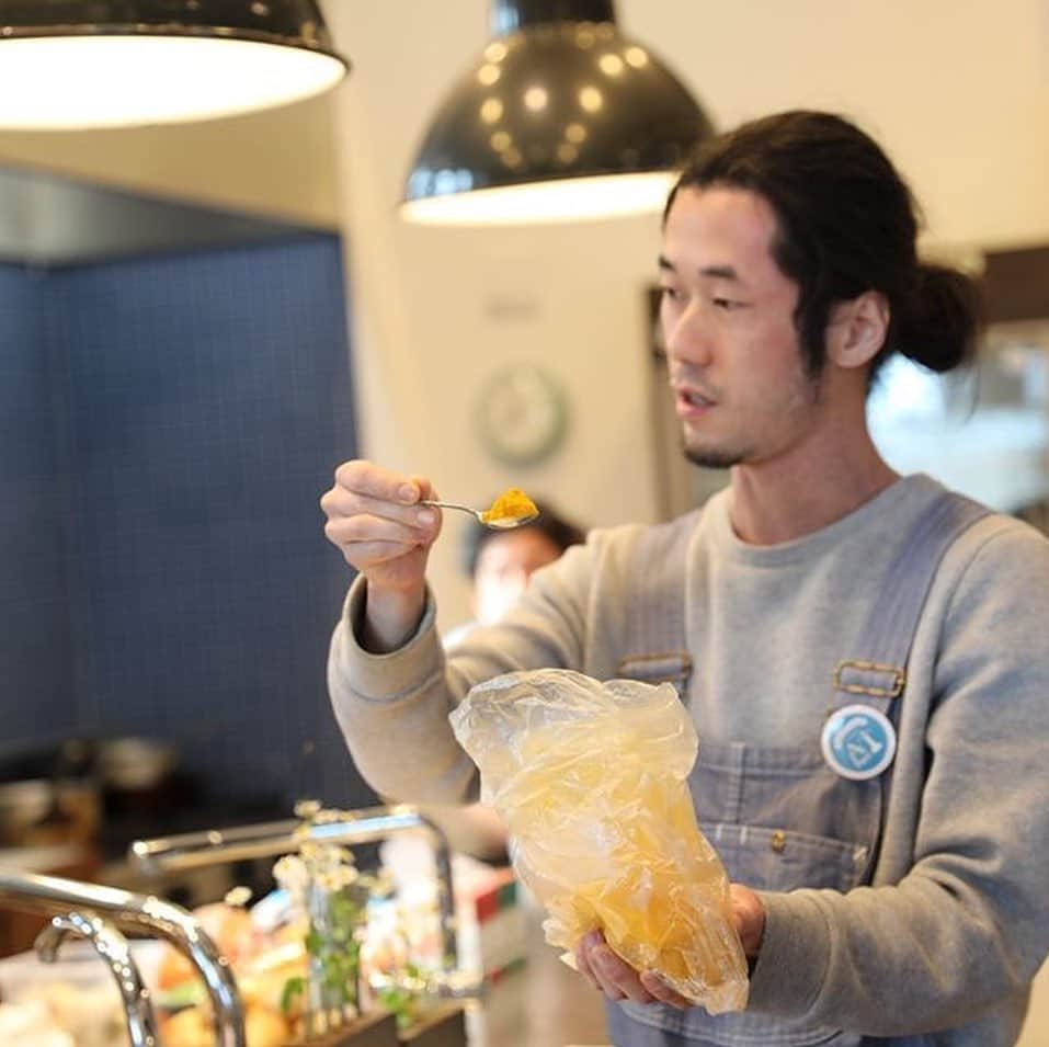 A-Portさんのインスタグラム写真 - (A-PortInstagram)「伝承！2スパイスで作る、北インドのおうちカレー。﻿ ﻿ ～謎の旅人に習う、実践型お料理教室～﻿ ﻿ ﻿ 世界中を旅してその土地の人々と触れ合い、その土地の料理を体当たりで習得してきたという、謎の旅人 曽我部 智史さん。﻿ ﻿ そんな曽我部さんから、今日は２スパイスだけで作る北インドのおうちカレーを伝授していただきました。﻿ ﻿ ﻿ ﻿ ２スパイス…それは、ターメリック＆チリパウダー。﻿ そのスパイスだけで、3種類のカレーを作りました。﻿ ﻿ 最初は、「ダル」と呼ばれる豆カレー。﻿ これを基本にするため、まずはレクチャーから…﻿ ﻿ 曽我部さんの料理は、できるだけ現地の味に近づけるように、現地のひとがなぜそのやり方で作るのかを考えて作ります。﻿ ﻿ 例えば、玉ネギのスライスは、ある程度ムラがあった方が食感に差がでて美味しいとか、きつね色にまで炒めなくても、焦げ付きがあれば大丈夫。﻿ ﻿ スパイスを計量するときも、現地にはティースプーンしかないので、それで図る…などなど。﻿ ﻿ そして基本のカレーの作り方を聞いたあとは、4人一組になって、「シンプルチキンカレー」＆「田舎風野菜コルマ」の二種類のカレーを作りました。﻿ ﻿ どのカレーも、最後の決め手となるのは、塩。﻿ 現地には、他に塩分をとる調味料はないので、これでもかというくらい塩を入れるそうです。その入れ具合で、辛味を最初に感じるか、逆に辛味を抑えることもできると言うから驚きです。﻿ 曽我部さんは「南の極み」という天日塩を使用していらっしゃいました。﻿ ﻿ キッチン花水木、田中シェフのサポートもあり、参加された方々は、和やかな雰囲気でカレー作りを楽しみ、3種類のスパイスカレーを味わって身体がポカポカしました。﻿ ﻿ ー皆さんの感想ー﻿ ﻿ ﻿ ＊自宅でもスパイスカレーを作っていて、だいぶ分かってきたつもりだったけれど、大事なポイントを色々聞けて間違って認識していた部分が改善されたような気がします。﻿ ﻿ ﻿ ﻿ ＊カレールーで作るカレーじゃないカレーが知りたくてきました。自分で作ったカレーは美味しくないので。すごい辛いカレーでしたが美味しかったです。これなら作れそうです。﻿ ﻿ ﻿ ﻿ ＊自分で作る事が出来て楽しかったです。今日の講座の内容は財産です。最後の野菜カレーのアレンジ４種も、手を加えるとこんな変わるかと面白かった。参加出来て良かった。﻿ ﻿ ﻿ ﻿ ＊シンプルなスパイスで出来るのが家庭的でいいと思いました。ちょっと辛味がビックリの感じがありましたが、チキンの旨味も出て美味しかったです。﻿ ﻿ ﻿ ﻿ ＊家庭でのも簡単につくれることがわかりましたが、辛いものも本場ならではですね。頭から汗が止まりません。作り方で味が違うのもびっくり！！﻿ ﻿ ﻿ ﻿ ＊スパイスの使い方を教えていただいてよかったです。昨年インドに行ってきた事を思い出しながら楽しい時間を過ごさせていただきました。ありがとうございました。」2月2日 18時29分 - shimizu_aport