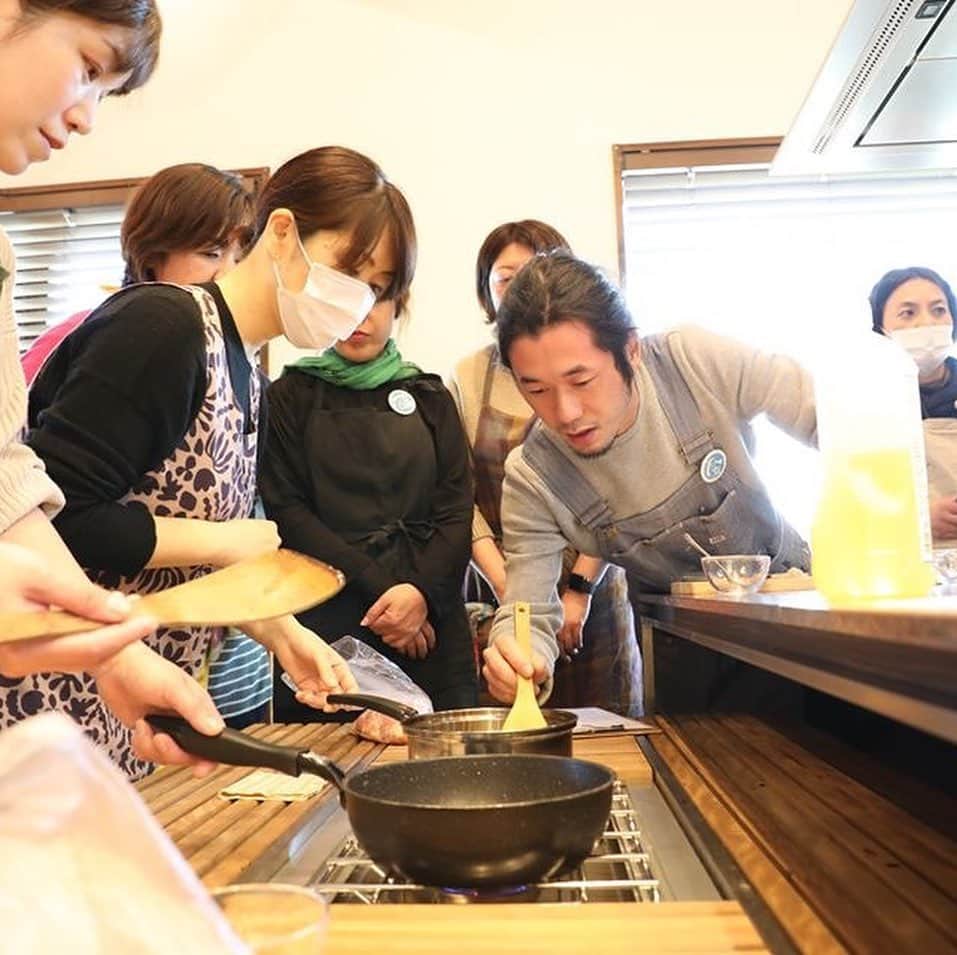 A-Portさんのインスタグラム写真 - (A-PortInstagram)「伝承！2スパイスで作る、北インドのおうちカレー。﻿ ﻿ ～謎の旅人に習う、実践型お料理教室～﻿ ﻿ ﻿ 世界中を旅してその土地の人々と触れ合い、その土地の料理を体当たりで習得してきたという、謎の旅人 曽我部 智史さん。﻿ ﻿ そんな曽我部さんから、今日は２スパイスだけで作る北インドのおうちカレーを伝授していただきました。﻿ ﻿ ﻿ ﻿ ２スパイス…それは、ターメリック＆チリパウダー。﻿ そのスパイスだけで、3種類のカレーを作りました。﻿ ﻿ 最初は、「ダル」と呼ばれる豆カレー。﻿ これを基本にするため、まずはレクチャーから…﻿ ﻿ 曽我部さんの料理は、できるだけ現地の味に近づけるように、現地のひとがなぜそのやり方で作るのかを考えて作ります。﻿ ﻿ 例えば、玉ネギのスライスは、ある程度ムラがあった方が食感に差がでて美味しいとか、きつね色にまで炒めなくても、焦げ付きがあれば大丈夫。﻿ ﻿ スパイスを計量するときも、現地にはティースプーンしかないので、それで図る…などなど。﻿ ﻿ そして基本のカレーの作り方を聞いたあとは、4人一組になって、「シンプルチキンカレー」＆「田舎風野菜コルマ」の二種類のカレーを作りました。﻿ ﻿ どのカレーも、最後の決め手となるのは、塩。﻿ 現地には、他に塩分をとる調味料はないので、これでもかというくらい塩を入れるそうです。その入れ具合で、辛味を最初に感じるか、逆に辛味を抑えることもできると言うから驚きです。﻿ 曽我部さんは「南の極み」という天日塩を使用していらっしゃいました。﻿ ﻿ キッチン花水木、田中シェフのサポートもあり、参加された方々は、和やかな雰囲気でカレー作りを楽しみ、3種類のスパイスカレーを味わって身体がポカポカしました。﻿ ﻿ ー皆さんの感想ー﻿ ﻿ ﻿ ＊自宅でもスパイスカレーを作っていて、だいぶ分かってきたつもりだったけれど、大事なポイントを色々聞けて間違って認識していた部分が改善されたような気がします。﻿ ﻿ ﻿ ﻿ ＊カレールーで作るカレーじゃないカレーが知りたくてきました。自分で作ったカレーは美味しくないので。すごい辛いカレーでしたが美味しかったです。これなら作れそうです。﻿ ﻿ ﻿ ﻿ ＊自分で作る事が出来て楽しかったです。今日の講座の内容は財産です。最後の野菜カレーのアレンジ４種も、手を加えるとこんな変わるかと面白かった。参加出来て良かった。﻿ ﻿ ﻿ ﻿ ＊シンプルなスパイスで出来るのが家庭的でいいと思いました。ちょっと辛味がビックリの感じがありましたが、チキンの旨味も出て美味しかったです。﻿ ﻿ ﻿ ﻿ ＊家庭でのも簡単につくれることがわかりましたが、辛いものも本場ならではですね。頭から汗が止まりません。作り方で味が違うのもびっくり！！﻿ ﻿ ﻿ ﻿ ＊スパイスの使い方を教えていただいてよかったです。昨年インドに行ってきた事を思い出しながら楽しい時間を過ごさせていただきました。ありがとうございました。」2月2日 18時29分 - shimizu_aport