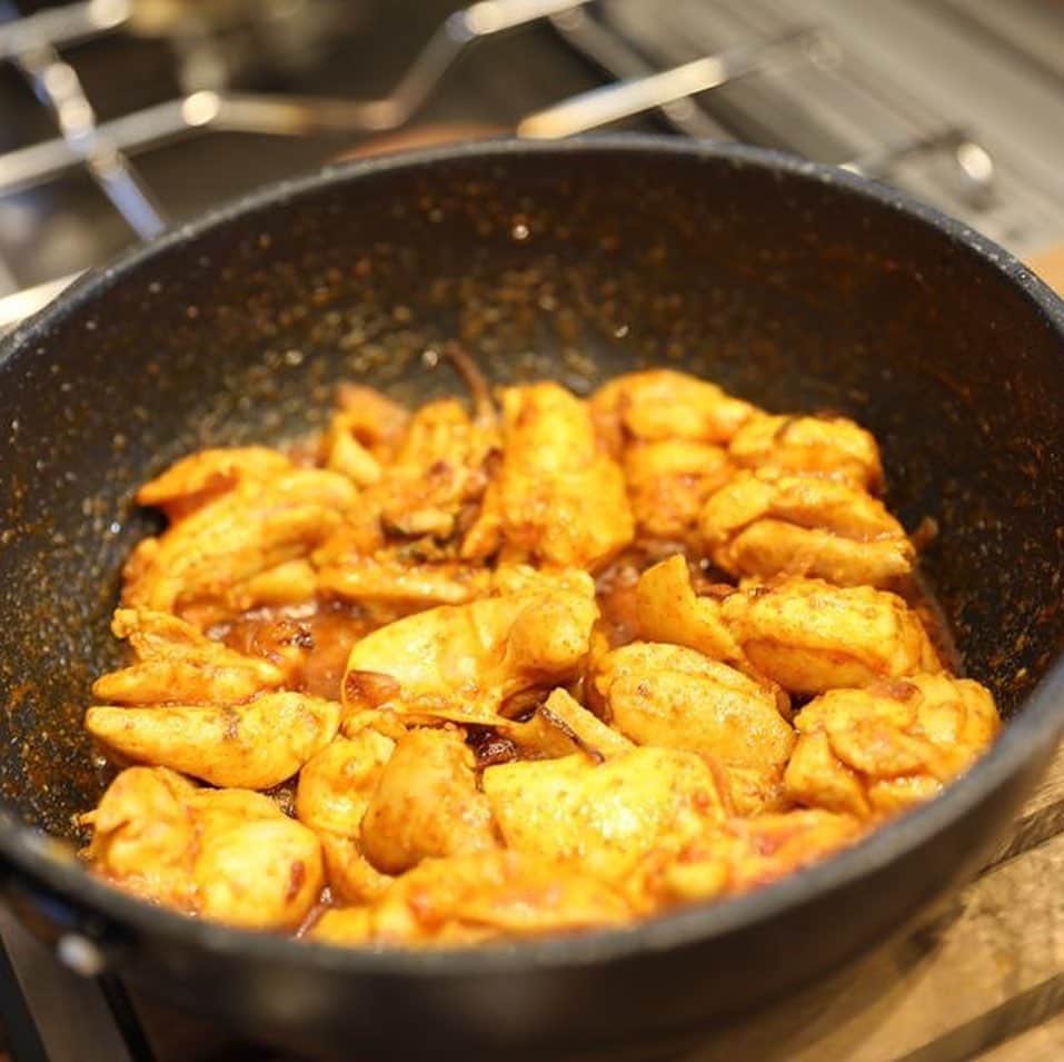A-Portさんのインスタグラム写真 - (A-PortInstagram)「伝承！2スパイスで作る、北インドのおうちカレー。﻿ ﻿ ～謎の旅人に習う、実践型お料理教室～﻿ ﻿ ﻿ 世界中を旅してその土地の人々と触れ合い、その土地の料理を体当たりで習得してきたという、謎の旅人 曽我部 智史さん。﻿ ﻿ そんな曽我部さんから、今日は２スパイスだけで作る北インドのおうちカレーを伝授していただきました。﻿ ﻿ ﻿ ﻿ ２スパイス…それは、ターメリック＆チリパウダー。﻿ そのスパイスだけで、3種類のカレーを作りました。﻿ ﻿ 最初は、「ダル」と呼ばれる豆カレー。﻿ これを基本にするため、まずはレクチャーから…﻿ ﻿ 曽我部さんの料理は、できるだけ現地の味に近づけるように、現地のひとがなぜそのやり方で作るのかを考えて作ります。﻿ ﻿ 例えば、玉ネギのスライスは、ある程度ムラがあった方が食感に差がでて美味しいとか、きつね色にまで炒めなくても、焦げ付きがあれば大丈夫。﻿ ﻿ スパイスを計量するときも、現地にはティースプーンしかないので、それで図る…などなど。﻿ ﻿ そして基本のカレーの作り方を聞いたあとは、4人一組になって、「シンプルチキンカレー」＆「田舎風野菜コルマ」の二種類のカレーを作りました。﻿ ﻿ どのカレーも、最後の決め手となるのは、塩。﻿ 現地には、他に塩分をとる調味料はないので、これでもかというくらい塩を入れるそうです。その入れ具合で、辛味を最初に感じるか、逆に辛味を抑えることもできると言うから驚きです。﻿ 曽我部さんは「南の極み」という天日塩を使用していらっしゃいました。﻿ ﻿ キッチン花水木、田中シェフのサポートもあり、参加された方々は、和やかな雰囲気でカレー作りを楽しみ、3種類のスパイスカレーを味わって身体がポカポカしました。﻿ ﻿ ー皆さんの感想ー﻿ ﻿ ﻿ ＊自宅でもスパイスカレーを作っていて、だいぶ分かってきたつもりだったけれど、大事なポイントを色々聞けて間違って認識していた部分が改善されたような気がします。﻿ ﻿ ﻿ ﻿ ＊カレールーで作るカレーじゃないカレーが知りたくてきました。自分で作ったカレーは美味しくないので。すごい辛いカレーでしたが美味しかったです。これなら作れそうです。﻿ ﻿ ﻿ ﻿ ＊自分で作る事が出来て楽しかったです。今日の講座の内容は財産です。最後の野菜カレーのアレンジ４種も、手を加えるとこんな変わるかと面白かった。参加出来て良かった。﻿ ﻿ ﻿ ﻿ ＊シンプルなスパイスで出来るのが家庭的でいいと思いました。ちょっと辛味がビックリの感じがありましたが、チキンの旨味も出て美味しかったです。﻿ ﻿ ﻿ ﻿ ＊家庭でのも簡単につくれることがわかりましたが、辛いものも本場ならではですね。頭から汗が止まりません。作り方で味が違うのもびっくり！！﻿ ﻿ ﻿ ﻿ ＊スパイスの使い方を教えていただいてよかったです。昨年インドに行ってきた事を思い出しながら楽しい時間を過ごさせていただきました。ありがとうございました。」2月2日 18時29分 - shimizu_aport