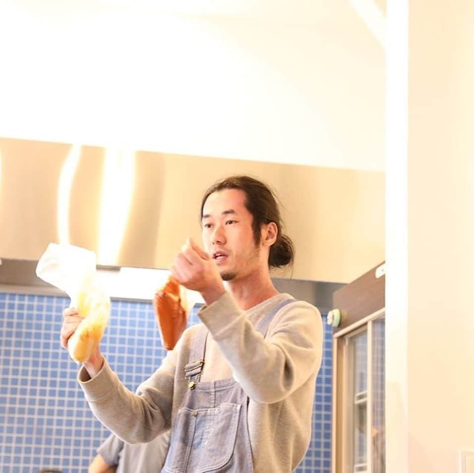 A-Portさんのインスタグラム写真 - (A-PortInstagram)「伝承！2スパイスで作る、北インドのおうちカレー。﻿ ﻿ ～謎の旅人に習う、実践型お料理教室～﻿ ﻿ ﻿ 世界中を旅してその土地の人々と触れ合い、その土地の料理を体当たりで習得してきたという、謎の旅人 曽我部 智史さん。﻿ ﻿ そんな曽我部さんから、今日は２スパイスだけで作る北インドのおうちカレーを伝授していただきました。﻿ ﻿ ﻿ ﻿ ２スパイス…それは、ターメリック＆チリパウダー。﻿ そのスパイスだけで、3種類のカレーを作りました。﻿ ﻿ 最初は、「ダル」と呼ばれる豆カレー。﻿ これを基本にするため、まずはレクチャーから…﻿ ﻿ 曽我部さんの料理は、できるだけ現地の味に近づけるように、現地のひとがなぜそのやり方で作るのかを考えて作ります。﻿ ﻿ 例えば、玉ネギのスライスは、ある程度ムラがあった方が食感に差がでて美味しいとか、きつね色にまで炒めなくても、焦げ付きがあれば大丈夫。﻿ ﻿ スパイスを計量するときも、現地にはティースプーンしかないので、それで図る…などなど。﻿ ﻿ そして基本のカレーの作り方を聞いたあとは、4人一組になって、「シンプルチキンカレー」＆「田舎風野菜コルマ」の二種類のカレーを作りました。﻿ ﻿ どのカレーも、最後の決め手となるのは、塩。﻿ 現地には、他に塩分をとる調味料はないので、これでもかというくらい塩を入れるそうです。その入れ具合で、辛味を最初に感じるか、逆に辛味を抑えることもできると言うから驚きです。﻿ 曽我部さんは「南の極み」という天日塩を使用していらっしゃいました。﻿ ﻿ キッチン花水木、田中シェフのサポートもあり、参加された方々は、和やかな雰囲気でカレー作りを楽しみ、3種類のスパイスカレーを味わって身体がポカポカしました。﻿ ﻿ ー皆さんの感想ー﻿ ﻿ ﻿ ＊自宅でもスパイスカレーを作っていて、だいぶ分かってきたつもりだったけれど、大事なポイントを色々聞けて間違って認識していた部分が改善されたような気がします。﻿ ﻿ ﻿ ﻿ ＊カレールーで作るカレーじゃないカレーが知りたくてきました。自分で作ったカレーは美味しくないので。すごい辛いカレーでしたが美味しかったです。これなら作れそうです。﻿ ﻿ ﻿ ﻿ ＊自分で作る事が出来て楽しかったです。今日の講座の内容は財産です。最後の野菜カレーのアレンジ４種も、手を加えるとこんな変わるかと面白かった。参加出来て良かった。﻿ ﻿ ﻿ ﻿ ＊シンプルなスパイスで出来るのが家庭的でいいと思いました。ちょっと辛味がビックリの感じがありましたが、チキンの旨味も出て美味しかったです。﻿ ﻿ ﻿ ﻿ ＊家庭でのも簡単につくれることがわかりましたが、辛いものも本場ならではですね。頭から汗が止まりません。作り方で味が違うのもびっくり！！﻿ ﻿ ﻿ ﻿ ＊スパイスの使い方を教えていただいてよかったです。昨年インドに行ってきた事を思い出しながら楽しい時間を過ごさせていただきました。ありがとうございました。」2月2日 18時29分 - shimizu_aport