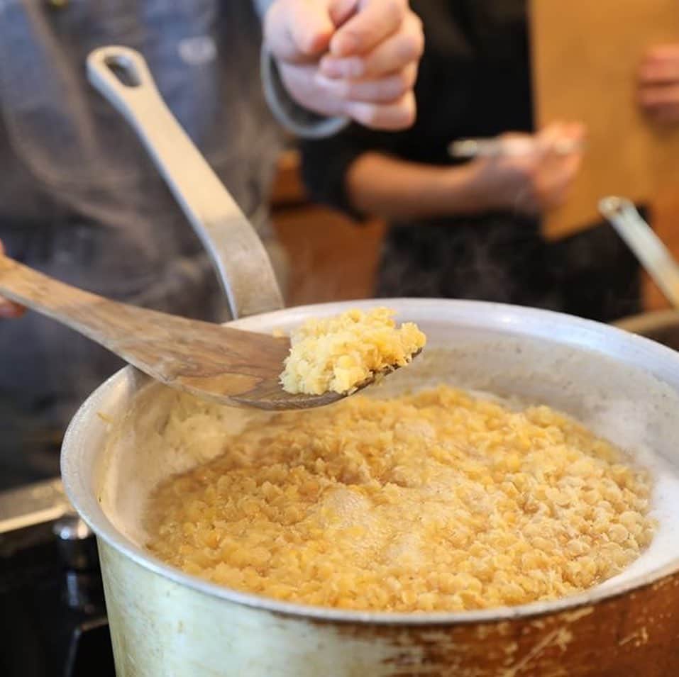 A-Portさんのインスタグラム写真 - (A-PortInstagram)「伝承！2スパイスで作る、北インドのおうちカレー。﻿ ﻿ ～謎の旅人に習う、実践型お料理教室～﻿ ﻿ ﻿ 世界中を旅してその土地の人々と触れ合い、その土地の料理を体当たりで習得してきたという、謎の旅人 曽我部 智史さん。﻿ ﻿ そんな曽我部さんから、今日は２スパイスだけで作る北インドのおうちカレーを伝授していただきました。﻿ ﻿ ﻿ ﻿ ２スパイス…それは、ターメリック＆チリパウダー。﻿ そのスパイスだけで、3種類のカレーを作りました。﻿ ﻿ 最初は、「ダル」と呼ばれる豆カレー。﻿ これを基本にするため、まずはレクチャーから…﻿ ﻿ 曽我部さんの料理は、できるだけ現地の味に近づけるように、現地のひとがなぜそのやり方で作るのかを考えて作ります。﻿ ﻿ 例えば、玉ネギのスライスは、ある程度ムラがあった方が食感に差がでて美味しいとか、きつね色にまで炒めなくても、焦げ付きがあれば大丈夫。﻿ ﻿ スパイスを計量するときも、現地にはティースプーンしかないので、それで図る…などなど。﻿ ﻿ そして基本のカレーの作り方を聞いたあとは、4人一組になって、「シンプルチキンカレー」＆「田舎風野菜コルマ」の二種類のカレーを作りました。﻿ ﻿ どのカレーも、最後の決め手となるのは、塩。﻿ 現地には、他に塩分をとる調味料はないので、これでもかというくらい塩を入れるそうです。その入れ具合で、辛味を最初に感じるか、逆に辛味を抑えることもできると言うから驚きです。﻿ 曽我部さんは「南の極み」という天日塩を使用していらっしゃいました。﻿ ﻿ キッチン花水木、田中シェフのサポートもあり、参加された方々は、和やかな雰囲気でカレー作りを楽しみ、3種類のスパイスカレーを味わって身体がポカポカしました。﻿ ﻿ ー皆さんの感想ー﻿ ﻿ ﻿ ＊自宅でもスパイスカレーを作っていて、だいぶ分かってきたつもりだったけれど、大事なポイントを色々聞けて間違って認識していた部分が改善されたような気がします。﻿ ﻿ ﻿ ﻿ ＊カレールーで作るカレーじゃないカレーが知りたくてきました。自分で作ったカレーは美味しくないので。すごい辛いカレーでしたが美味しかったです。これなら作れそうです。﻿ ﻿ ﻿ ﻿ ＊自分で作る事が出来て楽しかったです。今日の講座の内容は財産です。最後の野菜カレーのアレンジ４種も、手を加えるとこんな変わるかと面白かった。参加出来て良かった。﻿ ﻿ ﻿ ﻿ ＊シンプルなスパイスで出来るのが家庭的でいいと思いました。ちょっと辛味がビックリの感じがありましたが、チキンの旨味も出て美味しかったです。﻿ ﻿ ﻿ ﻿ ＊家庭でのも簡単につくれることがわかりましたが、辛いものも本場ならではですね。頭から汗が止まりません。作り方で味が違うのもびっくり！！﻿ ﻿ ﻿ ﻿ ＊スパイスの使い方を教えていただいてよかったです。昨年インドに行ってきた事を思い出しながら楽しい時間を過ごさせていただきました。ありがとうございました。」2月2日 18時29分 - shimizu_aport