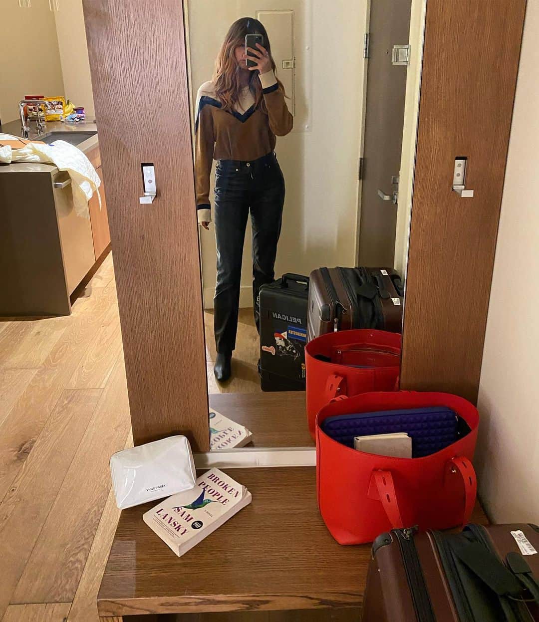 デビー・ライアンのインスタグラム：「dude pre-ordering a book is like giving Your Future Self a surprise gift, in the form of a universe to slip into. and you know when you can’t stop watching or reading something but you want to make it last as long as possible because it’s so special you’re already sad you can’t experience it for the first time ever again? perfect, and I know everyone’s been stayed buzzing about it but Lansky’s new book Broken People properly rocked me 🪐💚💜 @samlansky」
