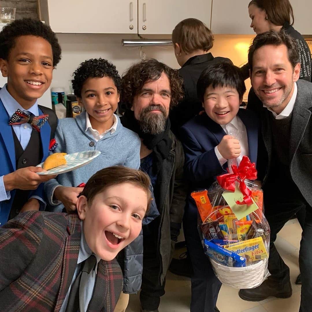 ピーター・ディンクレイジのインスタグラム：「Peter Dinklage and Paul Rudd at Medea opening night (photo credit: Roy Rochlin, Vanessa Brown)」