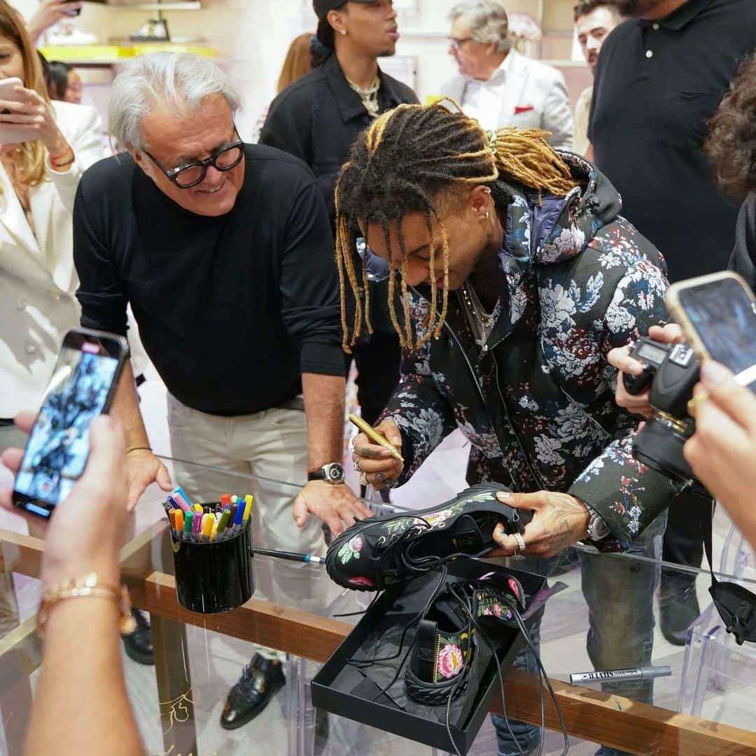 Giuseppe Zanotti Designさんのインスタグラム写真 - (Giuseppe Zanotti DesignInstagram)「Bienvenidos a #Miami. We celebrated the launch of #GZxSwaeLee with a special night at @saks, starring the men of the hour: #GiuseppeZanotti and @swaelee. Can you feel it?」2月3日 4時00分 - giuseppezanotti