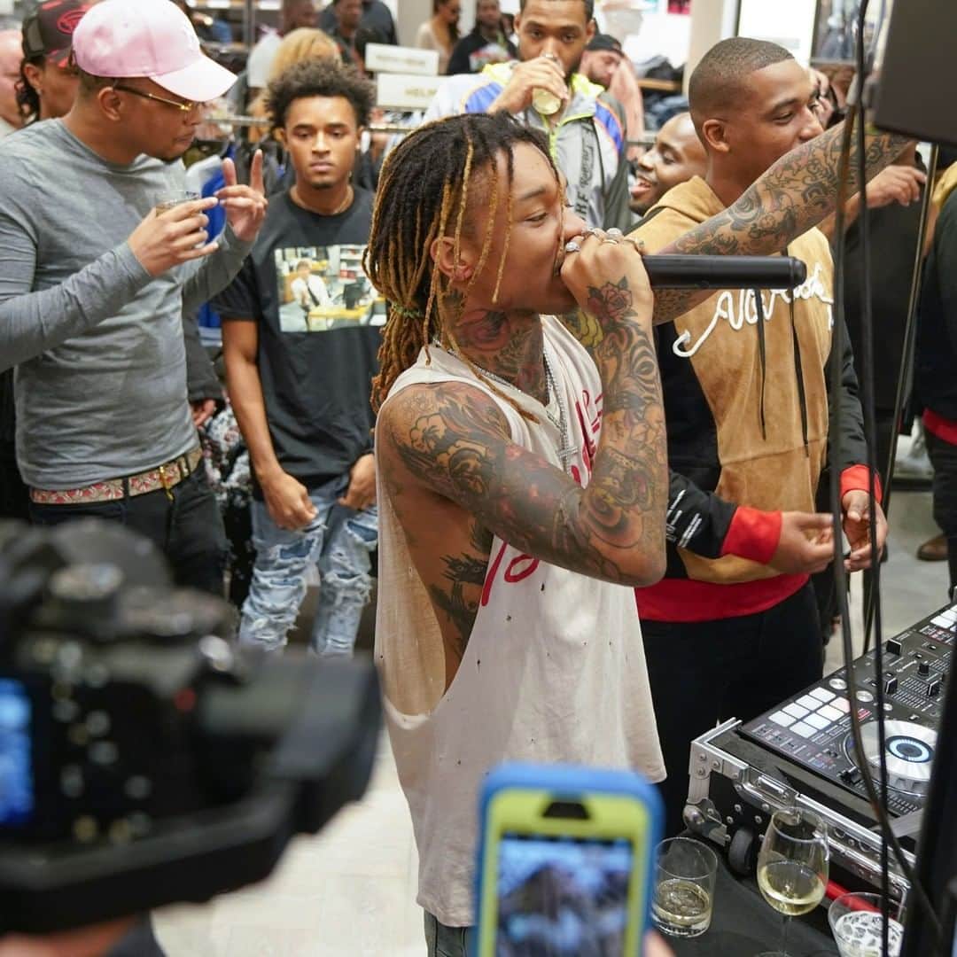 Giuseppe Zanotti Designさんのインスタグラム写真 - (Giuseppe Zanotti DesignInstagram)「Bienvenidos a #Miami. We celebrated the launch of #GZxSwaeLee with a special night at @saks, starring the men of the hour: #GiuseppeZanotti and @swaelee. Can you feel it?」2月3日 4時00分 - giuseppezanotti