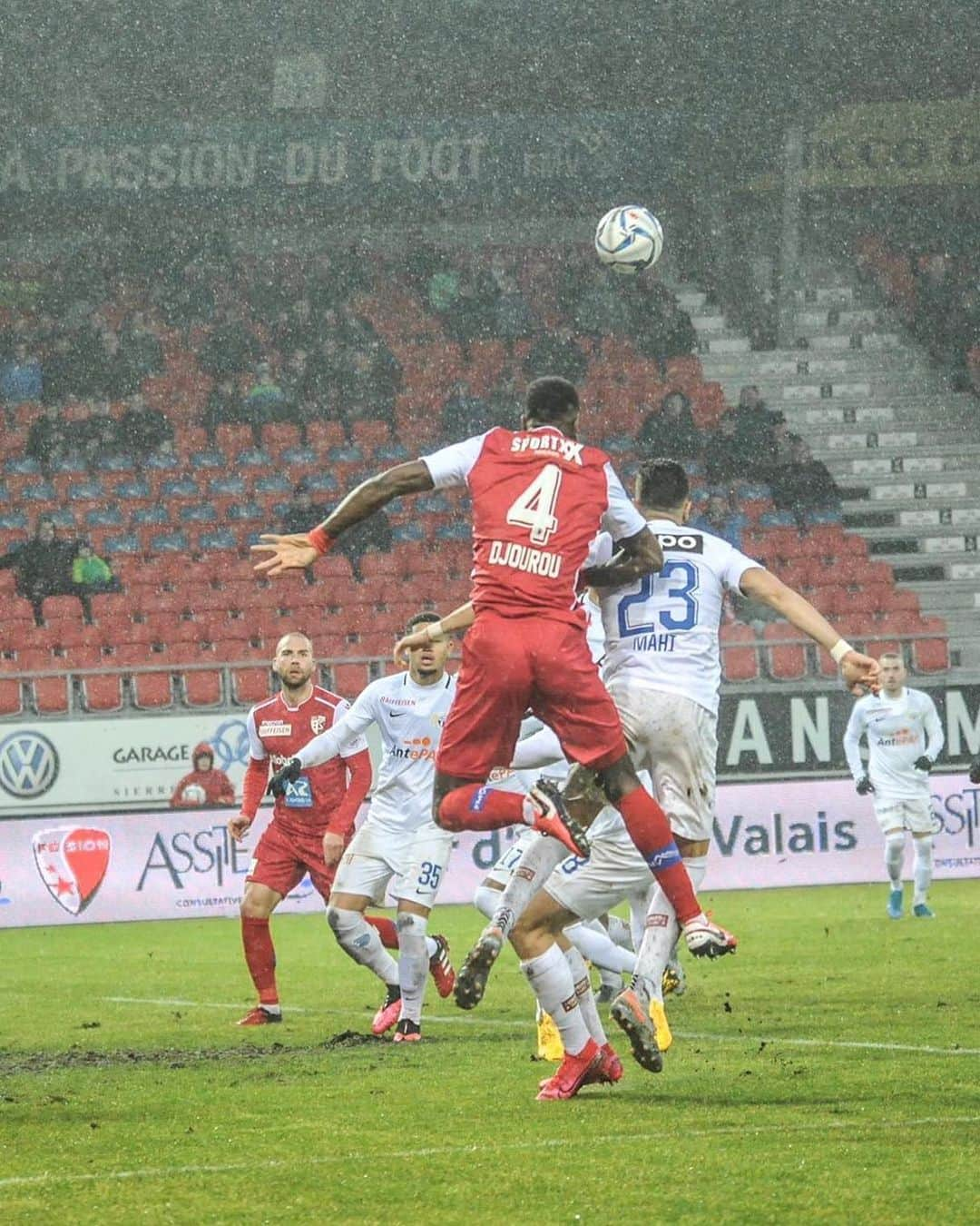 ヨハン・ジュルーさんのインスタグラム写真 - (ヨハン・ジュルーInstagram)「I am back! Happy and proud to have made my official debut for @fcsion and in the @sfl_ch .  We should have taken all 3 points in the 2nd half. Good effort from the all team, on to the next one.💪🏾 #lavieilfautlavivre #back」2月3日 4時04分 - johan_djourou