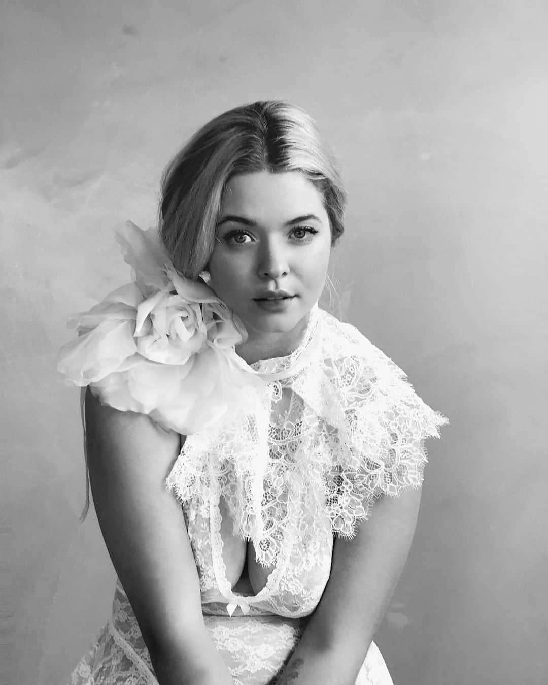 サーシャ・ピーターズのインスタグラム：「Happy Sunday 🤍 a little sour about my team not making it to the Super Bowl...but I’m choosing to channel the sweet calm and relaxed feeling I had shooting this with @elizabethmessina 😉」