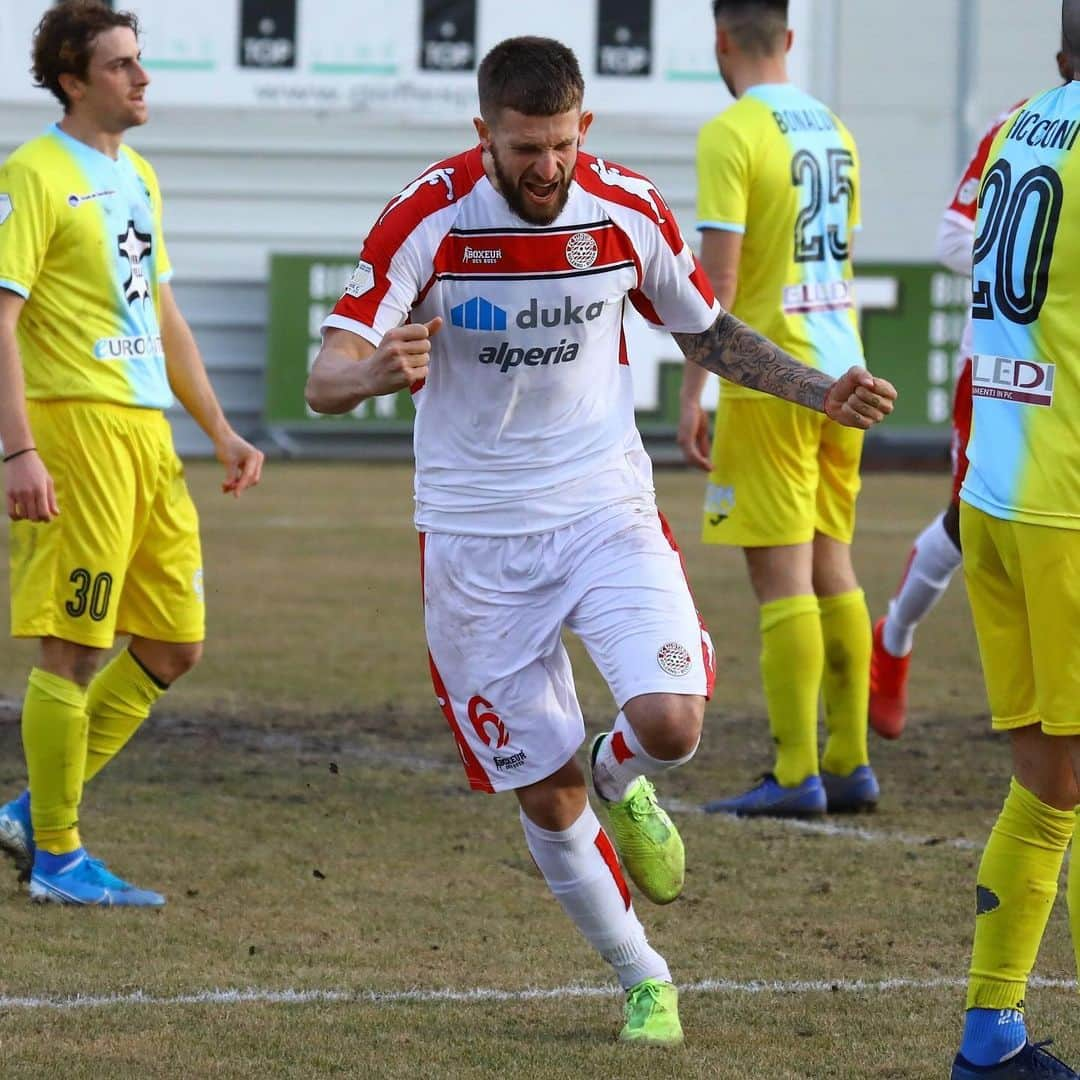 ニコロ・ジリのインスタグラム：「1º gol in maglia biancorossa ❤️🤍 @fcsuedtirol」