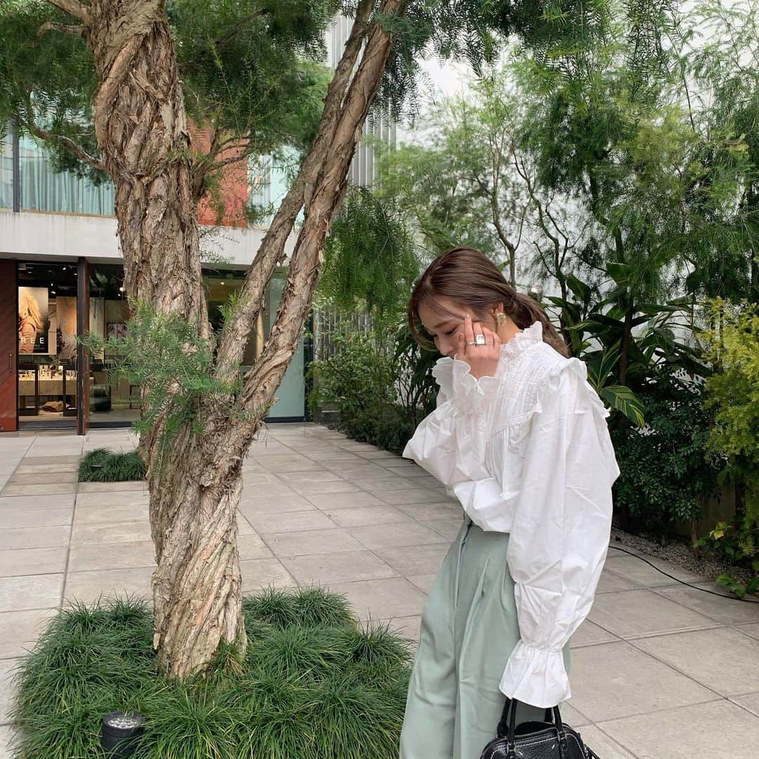 高田茉実さんのインスタグラム写真 - (高田茉実Instagram)「𝙲𝚘𝚍𝚎𓅿  blouse @lilou__official  pants @lilou__official  bag @maisonmargiela  2020年のトレンドカラーの ミントをポイントに♡」2月2日 20時19分 - __mamico