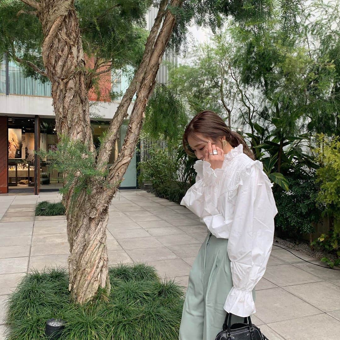 のインスタグラム：「𝙲𝚘𝚍𝚎𓅿  blouse @lilou__official  pants @lilou__official  bag @maisonmargiela  2020年のトレンドカラーの ミントをポイントに♡」