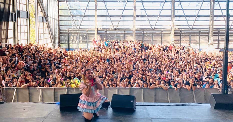 レディビアードさんのインスタグラム写真 - (レディビアードInstagram)「‪Amigos in Chile!! Thank you so much for such an incredible day yesterday! What a warm, welcoming and absolutely lovely convention crowd!!! It was a pleasure to perform for you.‬ ‪Meet and greet today! Can’t wait!!‬ ‪#ladybeard ‬ ‪#aexchile2020 ‬」2月2日 20時19分 - ladybeard_japan